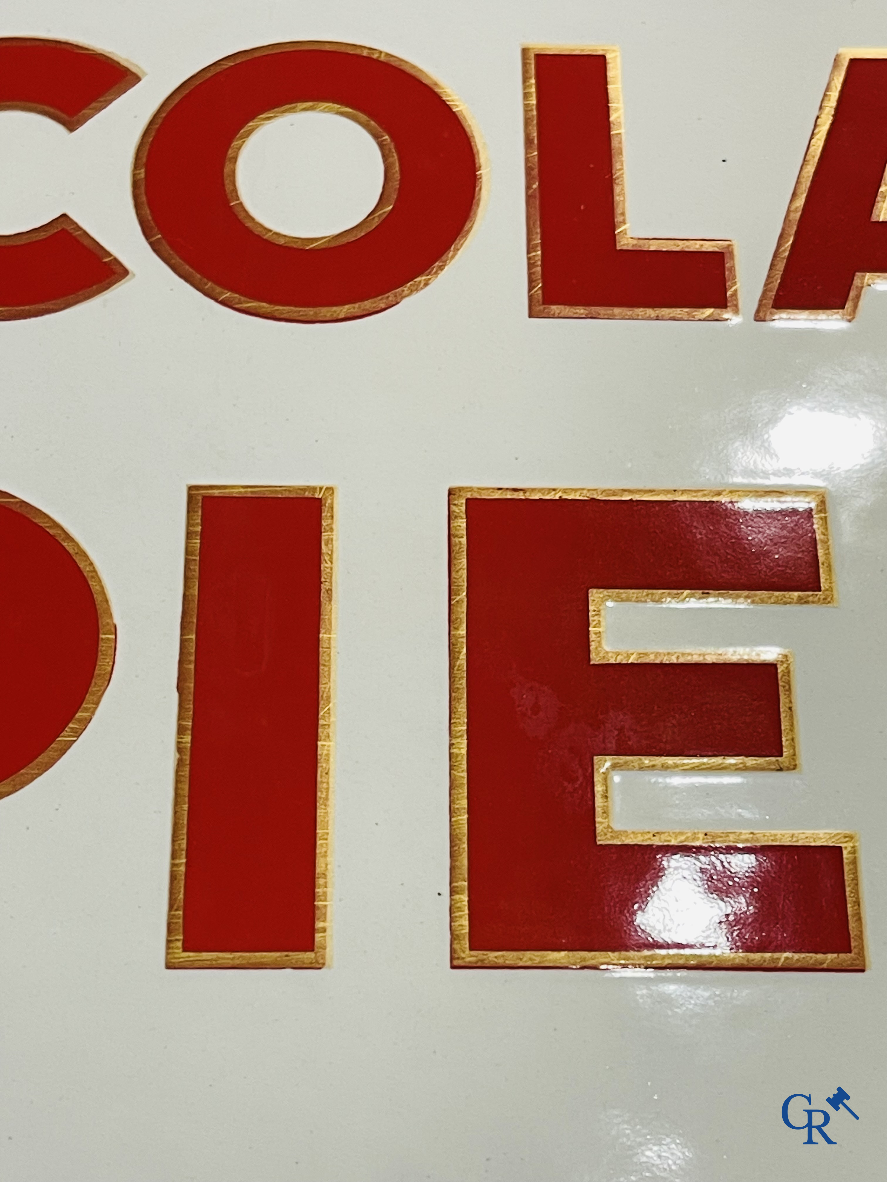 Chocolat Pupier, emaille reclamebord geïllustreerd met het personage ontworpen door Jean D'Ylen. Circa 1930.