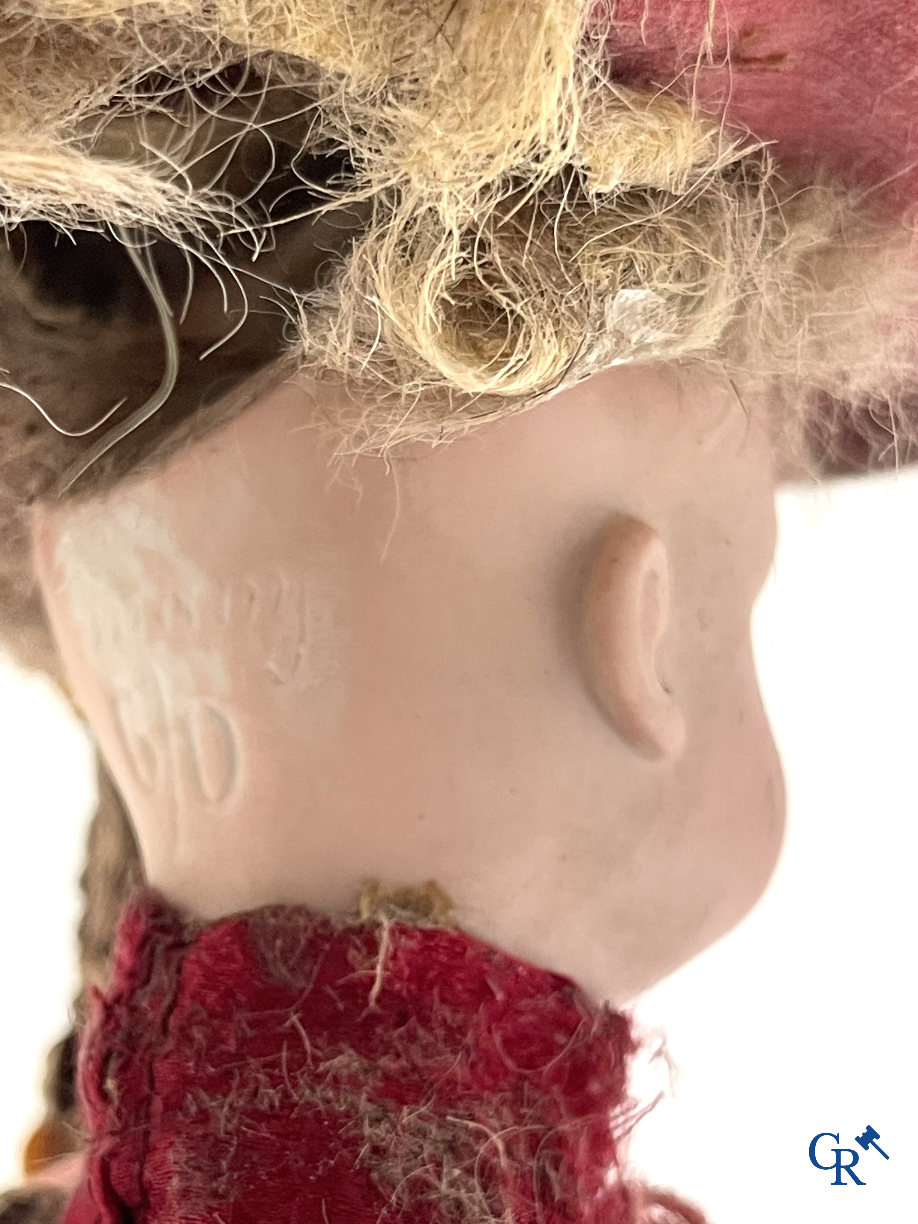 Un automate dans le gout de Phalibois, avec de la musique, la tête et les mains en porcelaine et en mouvement. Vers 1900.