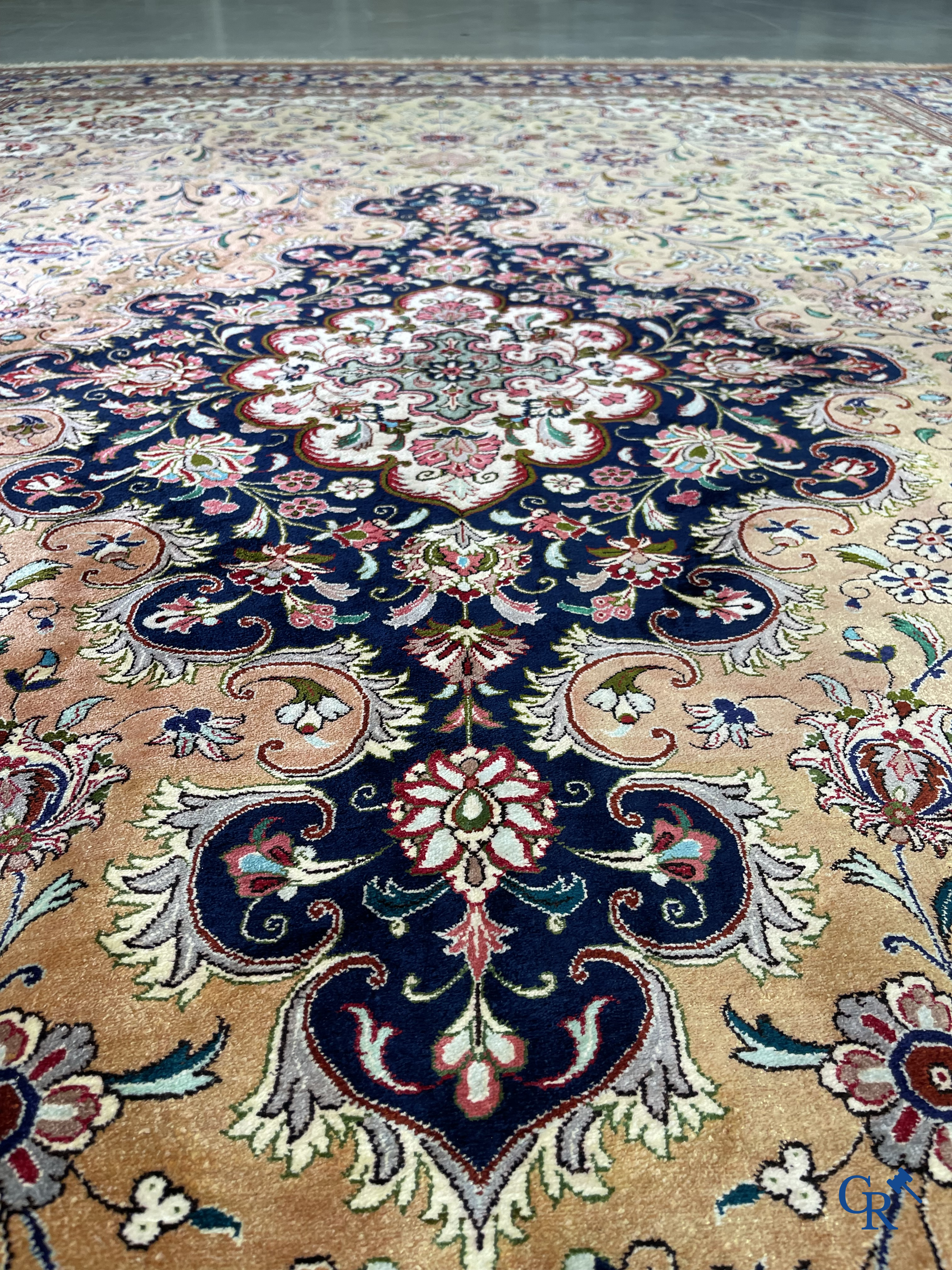 Tapis d'Orient: Ghoum, Iran. Exceptionnel tapis noué à la main en soie.