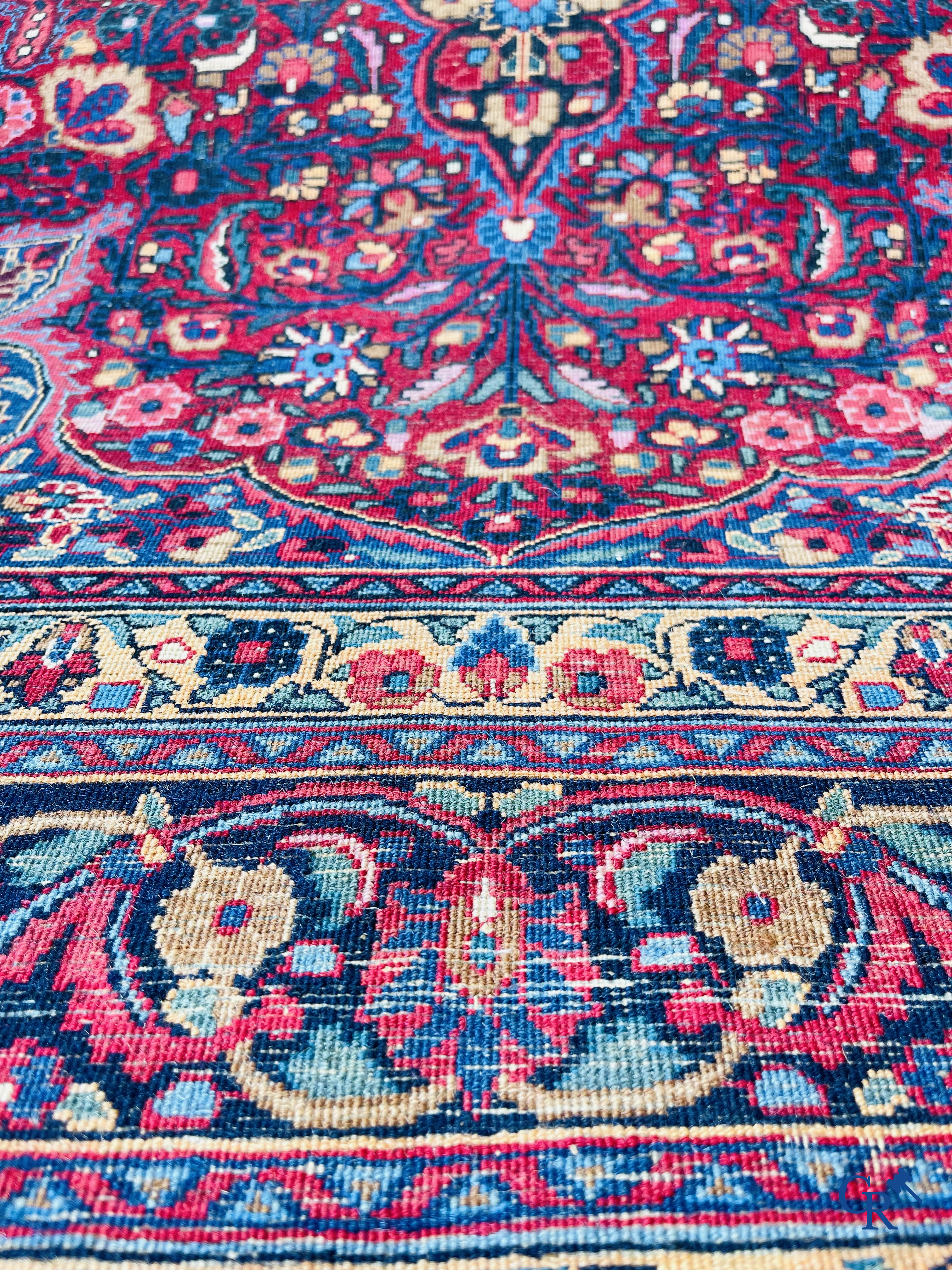 Tapis d'orient: Iran, tapis persan antique avec fond rouge foncé.