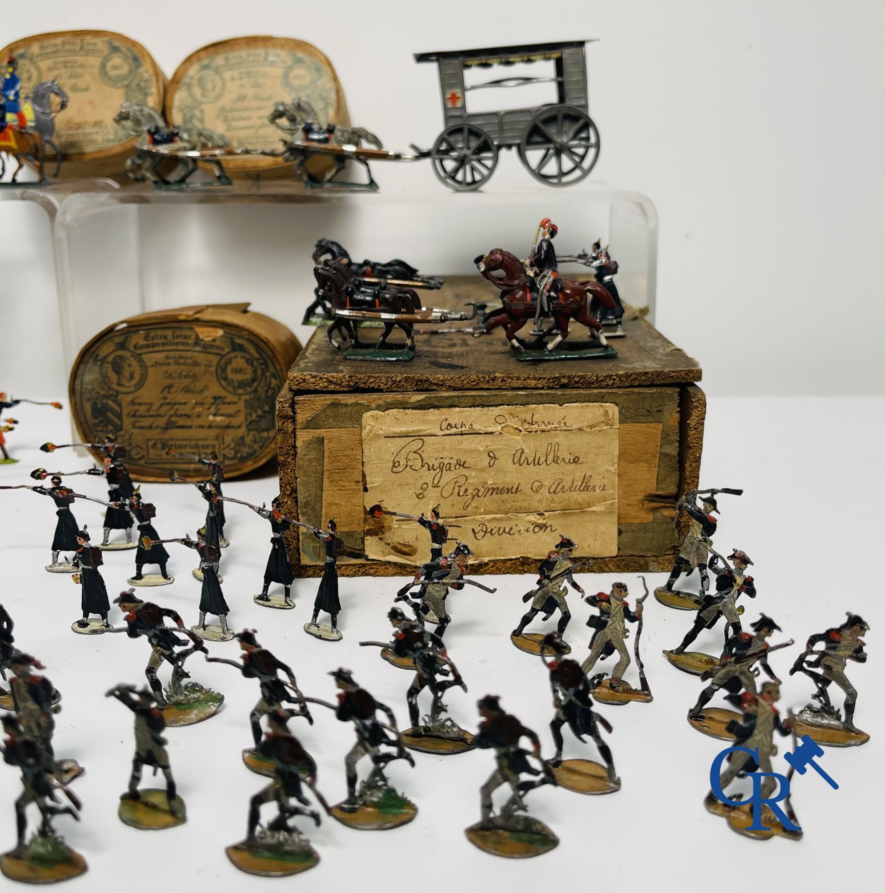 Antique toys: Large lot of tin soldiers and carriages. Heinrichsen in Nuremberg.