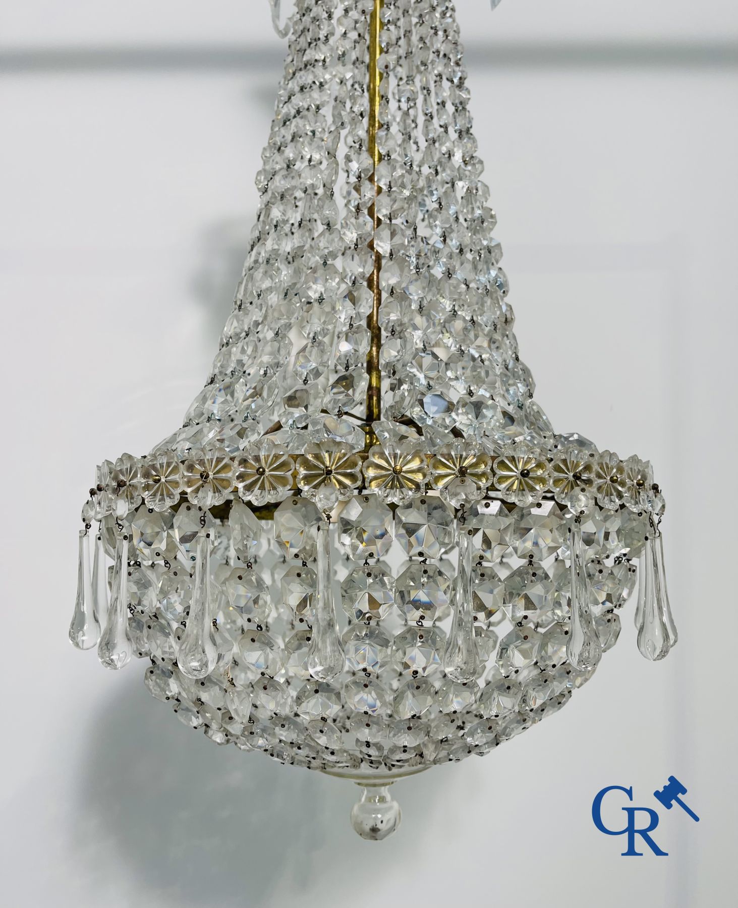 Chandelier: Beautiful Sac à pearles chandelier in crystal.