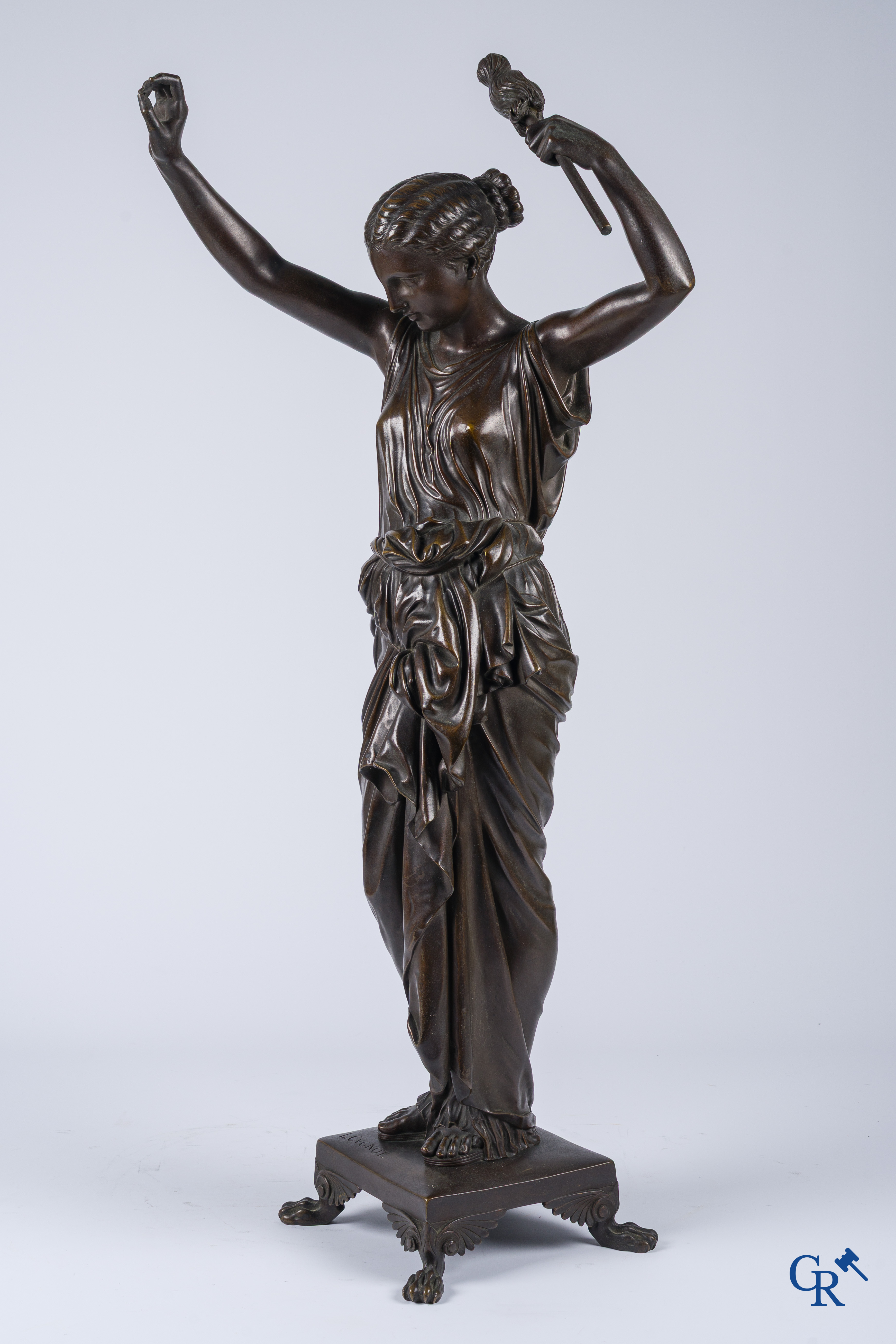 Louis Léon Cugnot (1835-1894) Une grande garniture de cheminée, 3 pièces en bronze "La Fileuse" Signé L. Cugnot.