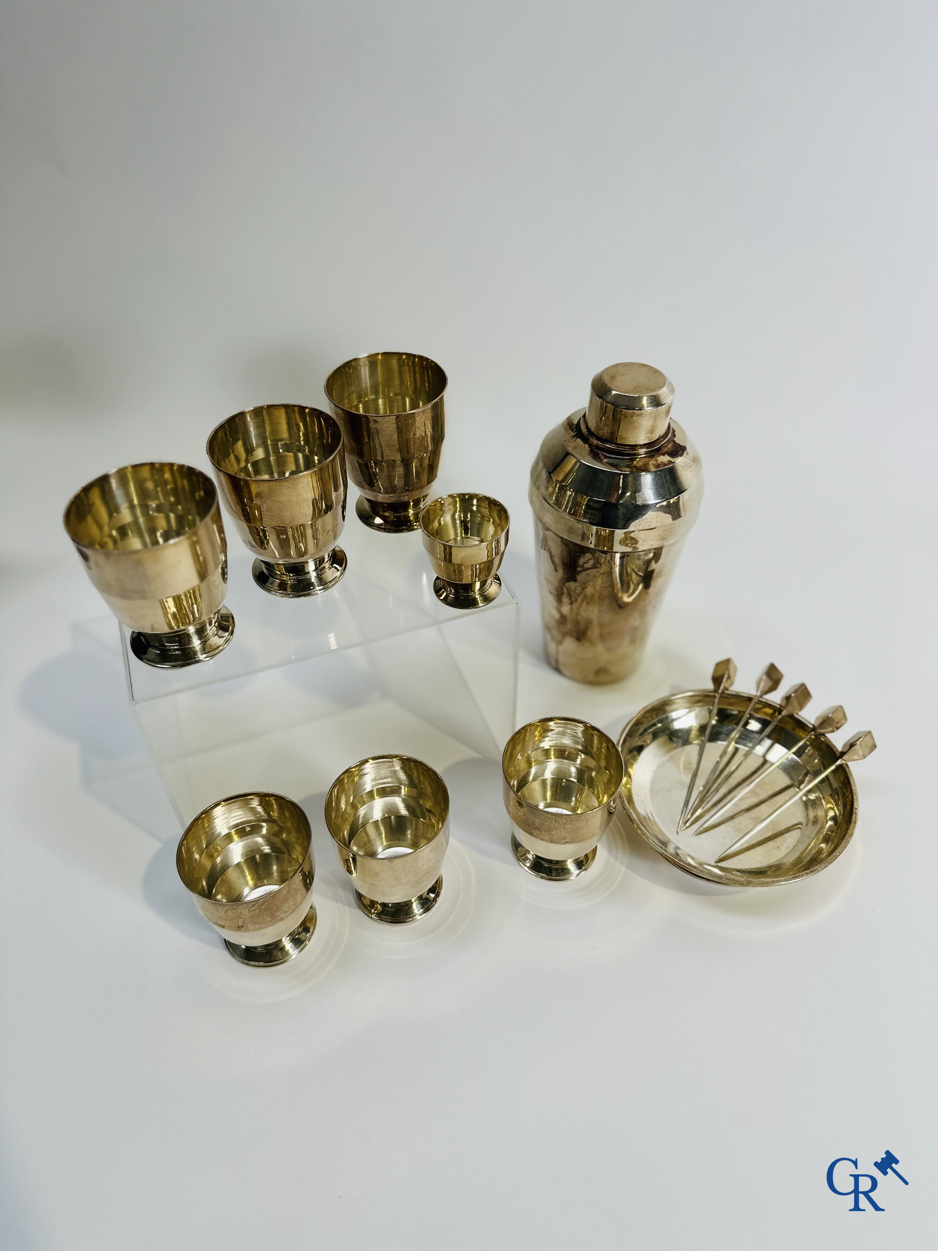 Silver: Shaker with dish and silver cups. (800°/00).