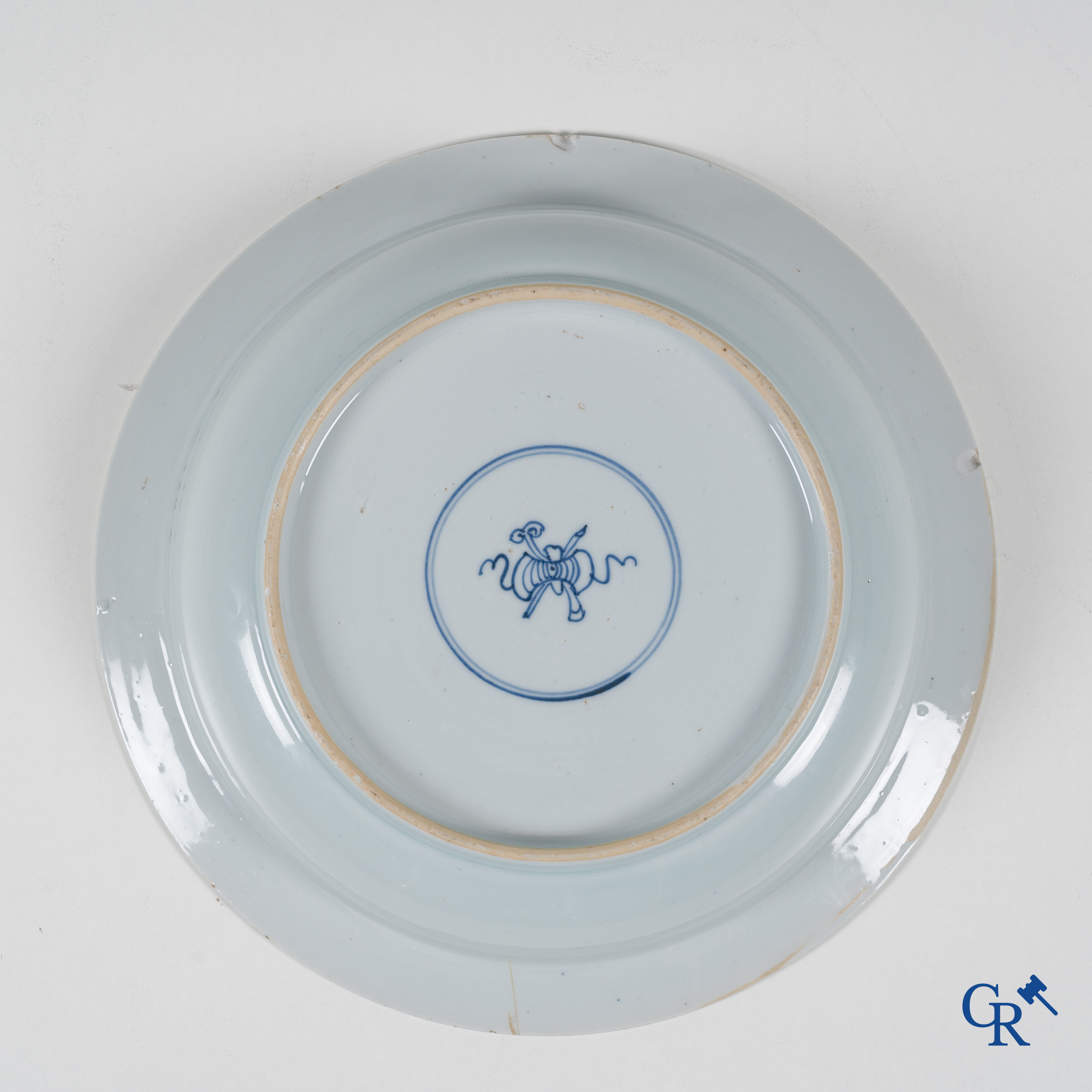 Art Asiatique, porcelaine chinoise. Une paire de plats en porcelaine bleue et blanc avec des dames. Période Kangxi/Yongzheng. 