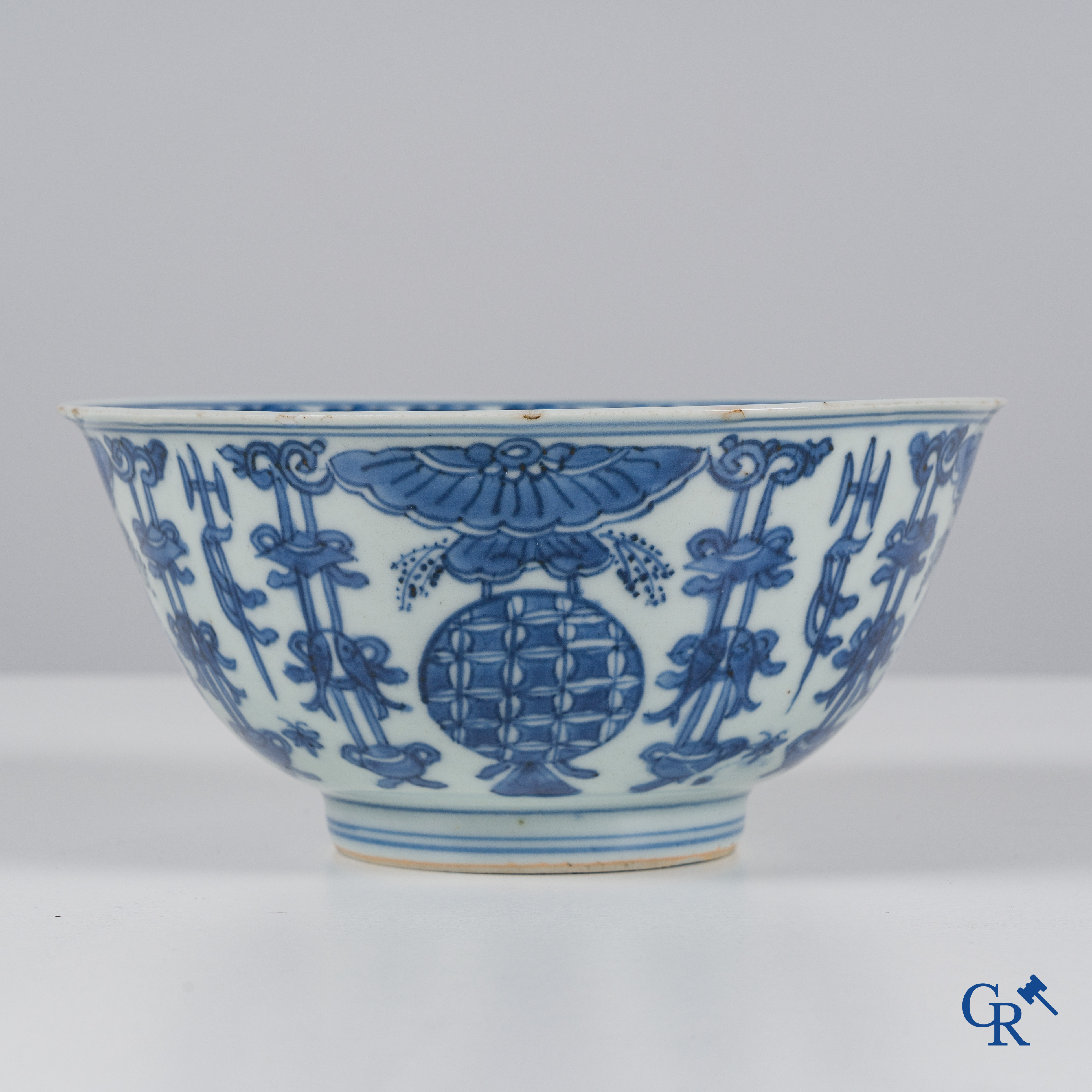 Asian Art: Chinese porcelain, 5 pieces of blue and white porcelain. 18th century.