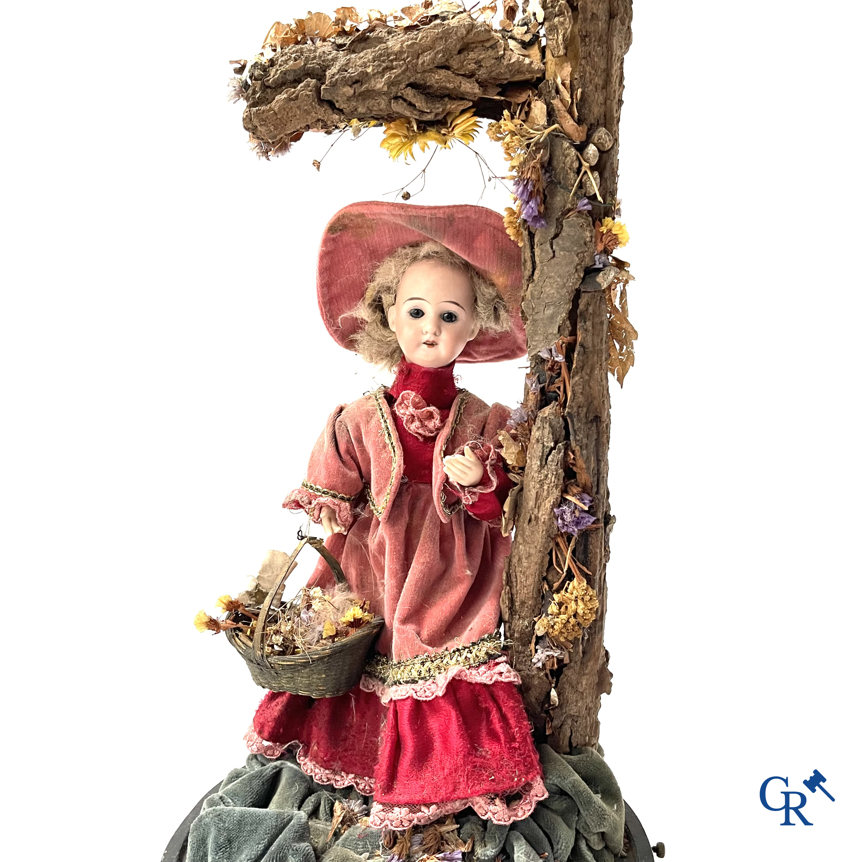 Un automate dans le gout de Phalibois, avec de la musique, la tête et les mains en porcelaine et en mouvement. Vers 1900.