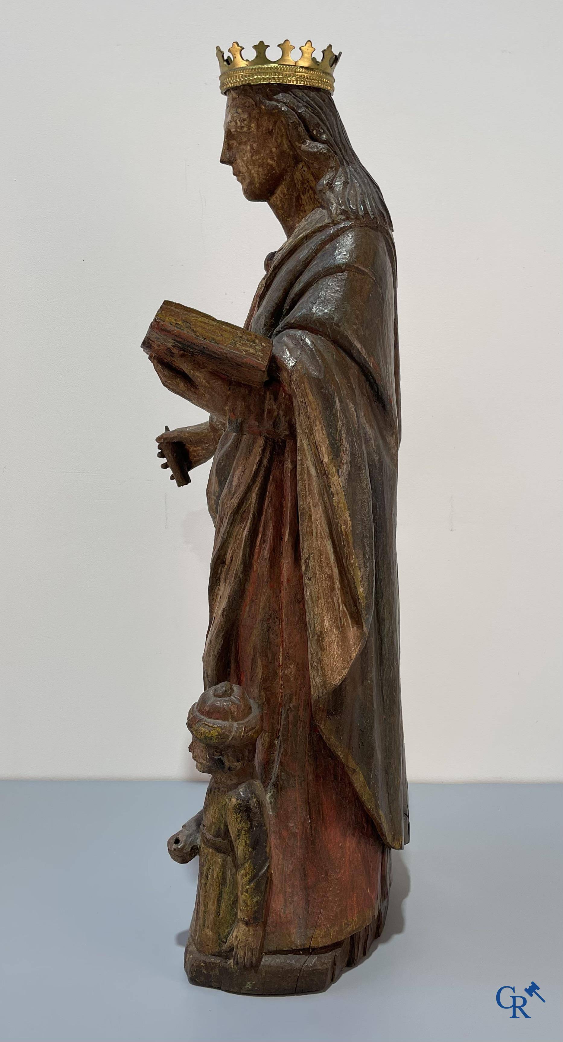 Religieuze objecten: Een houtgesculpteerde voorstelling van Sint Catharina en keizer Maxentius. 17e-18e eeuw.