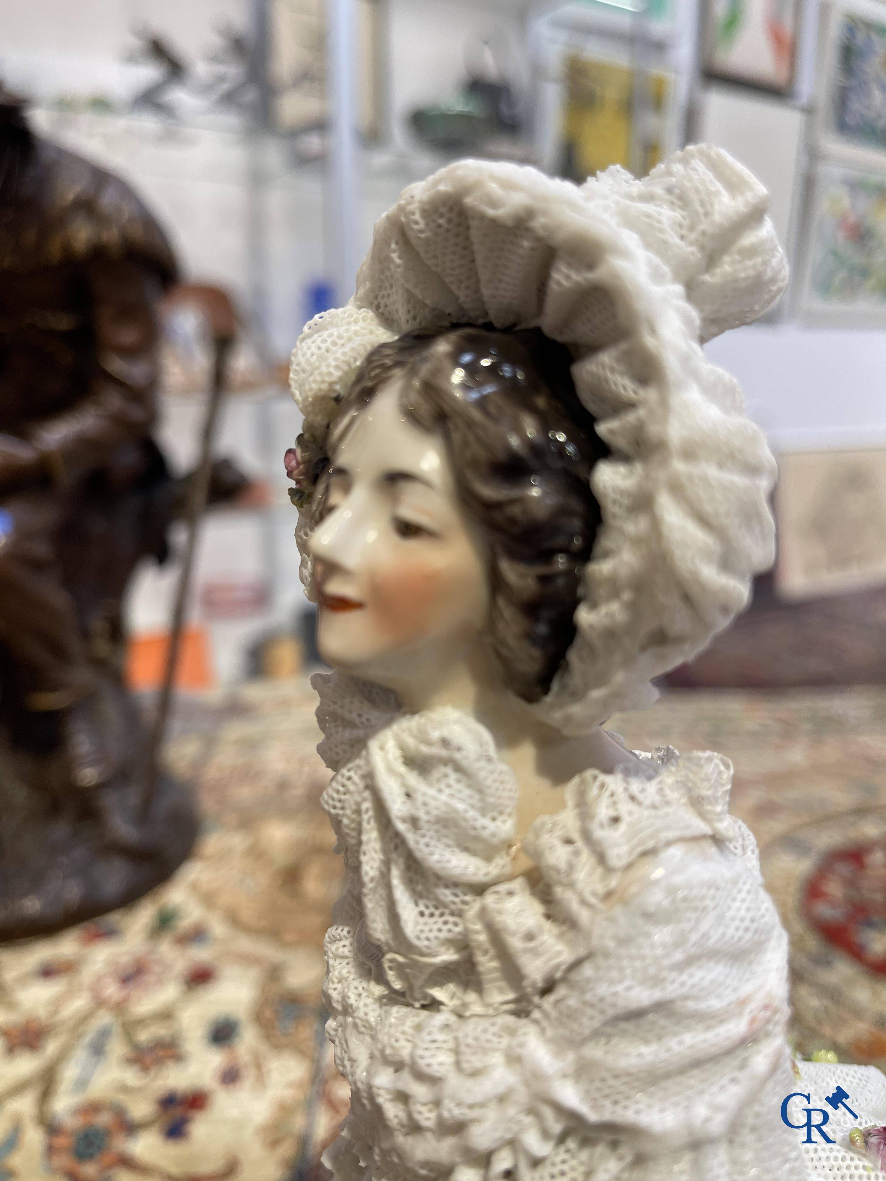 Volkstedt Rudolstadt: Porcelaine en dentelle. Grand statue d'une dame élégante dans une robe belle-époque.