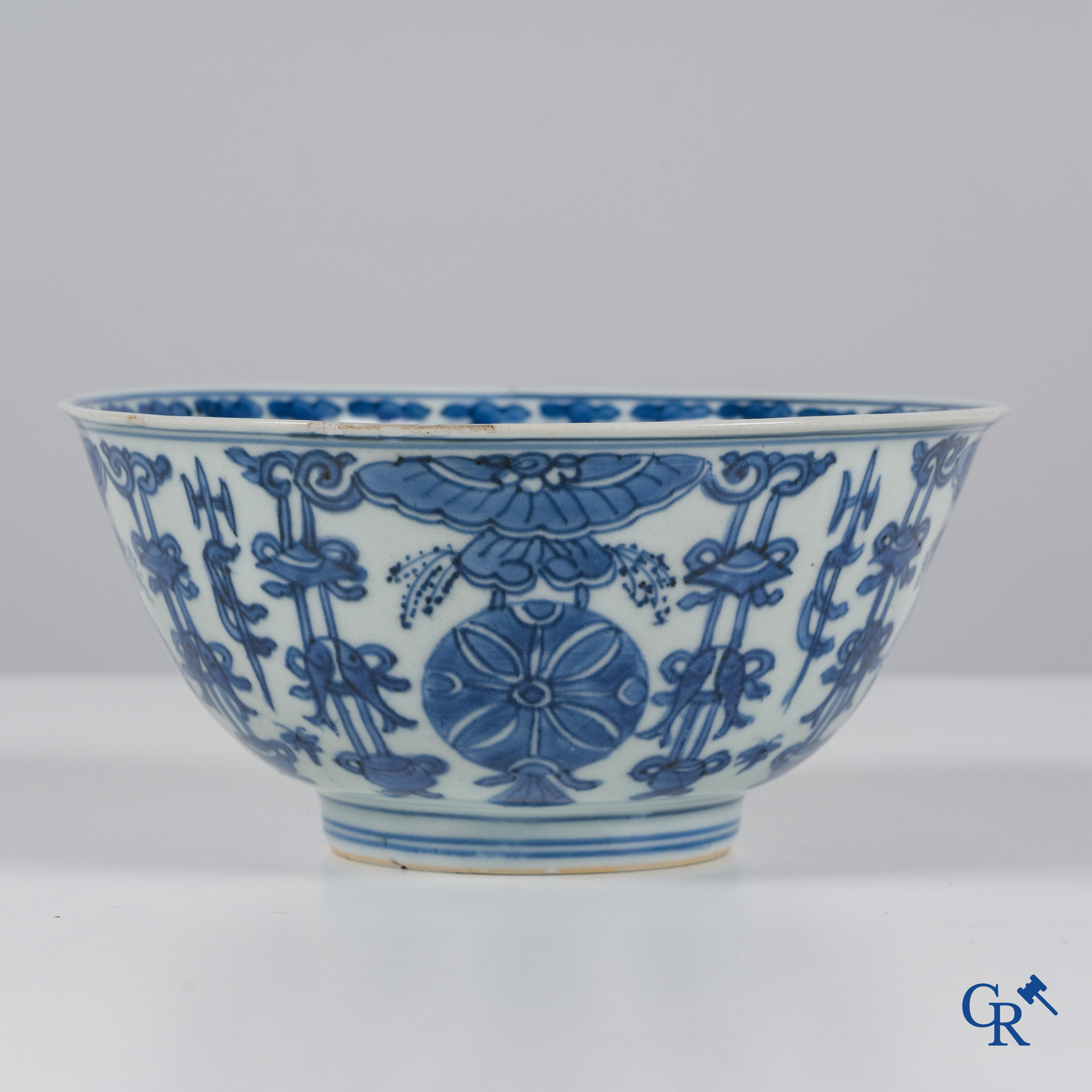 Asian Art: Chinese porcelain, 5 pieces of blue and white porcelain. 18th century.