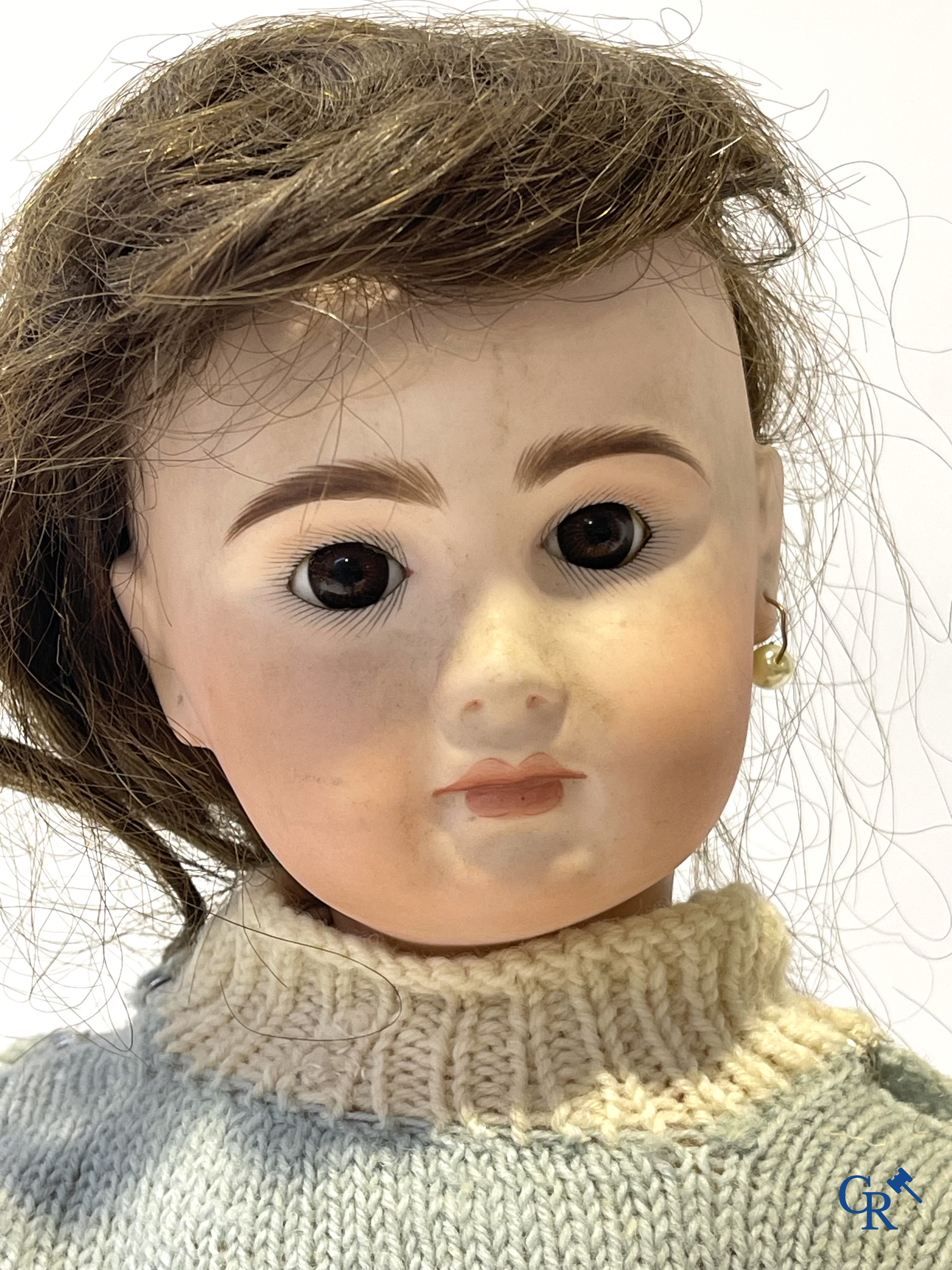 Jouets anciens, 2 poupées anciennes avec tête en porcelaine et un ancien automatique avec musique. Marqué.