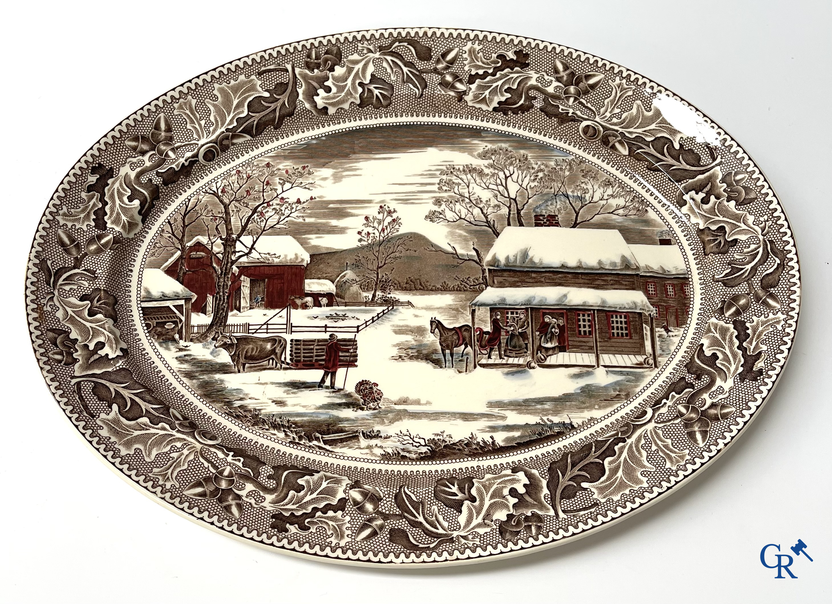 Un grand lot de brocante, y compris Royal Dux, statues en biscuit, porcelaine, globes, statues en régule, lampe de table, lustre, etc.