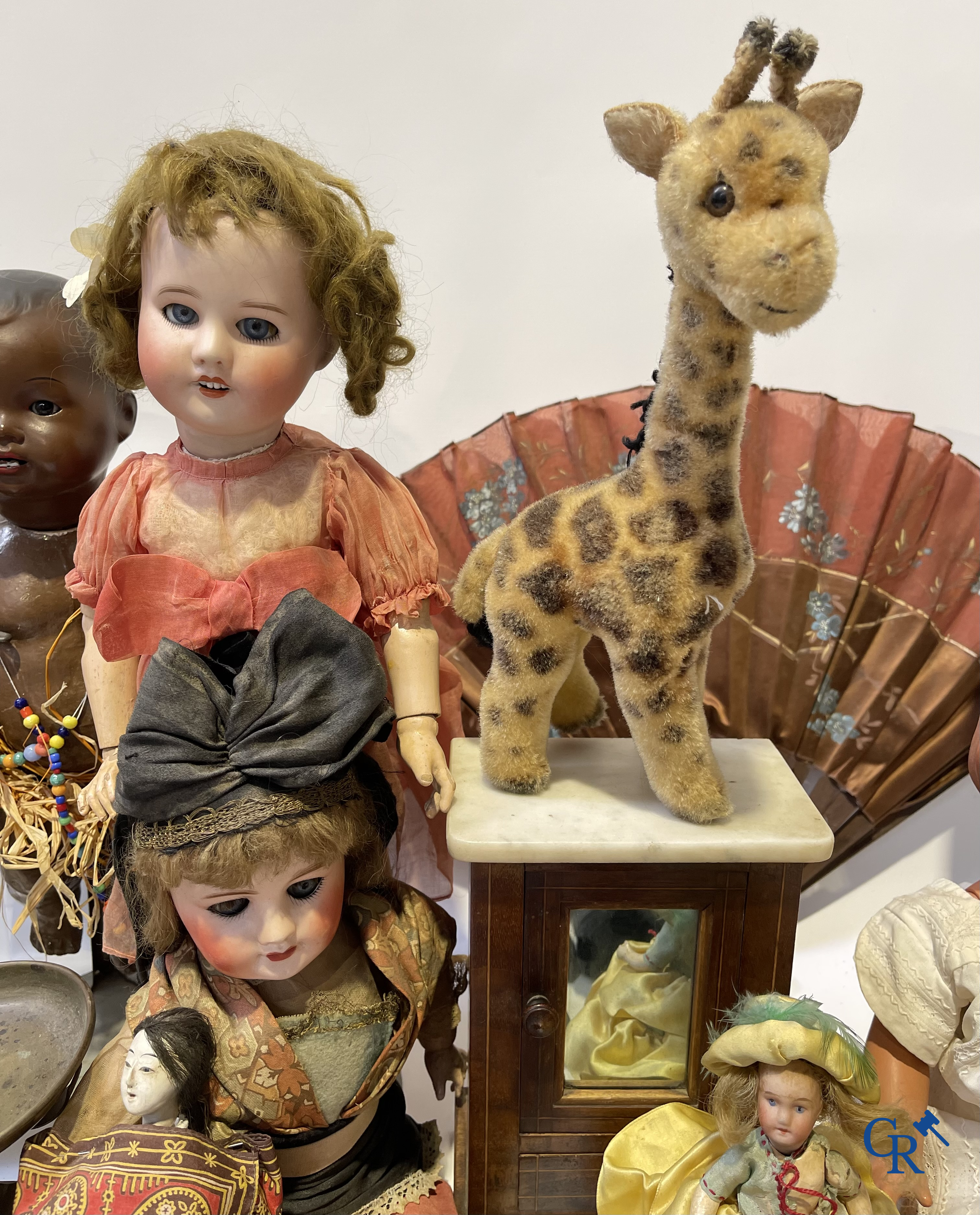 Vieux jouets, Grand lot avec différentes poupées anciennes et objets de collection.