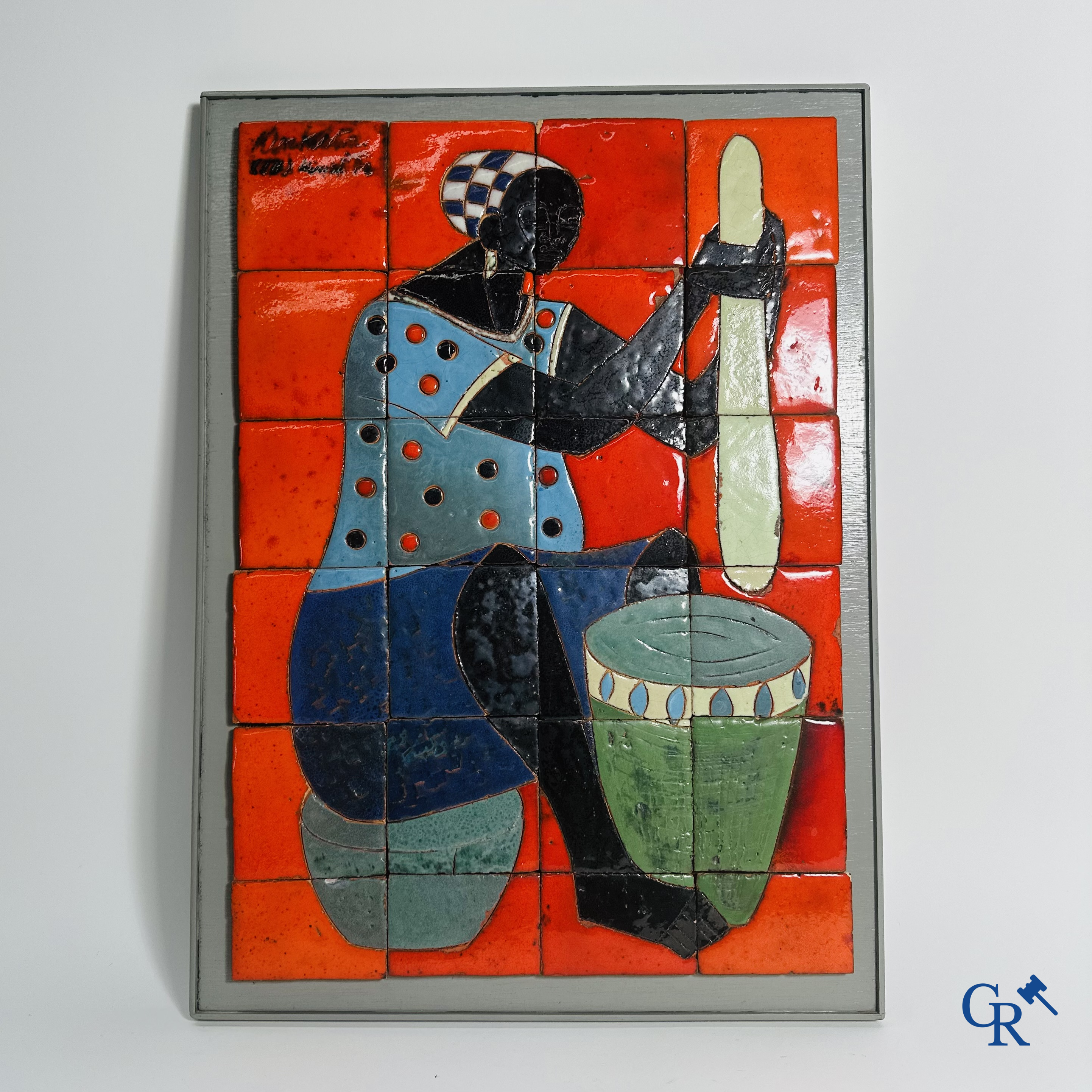 Panneau de carrelages en céramique représentant une dame africaine. Période 1960-1970.<br />
Signature illisible.