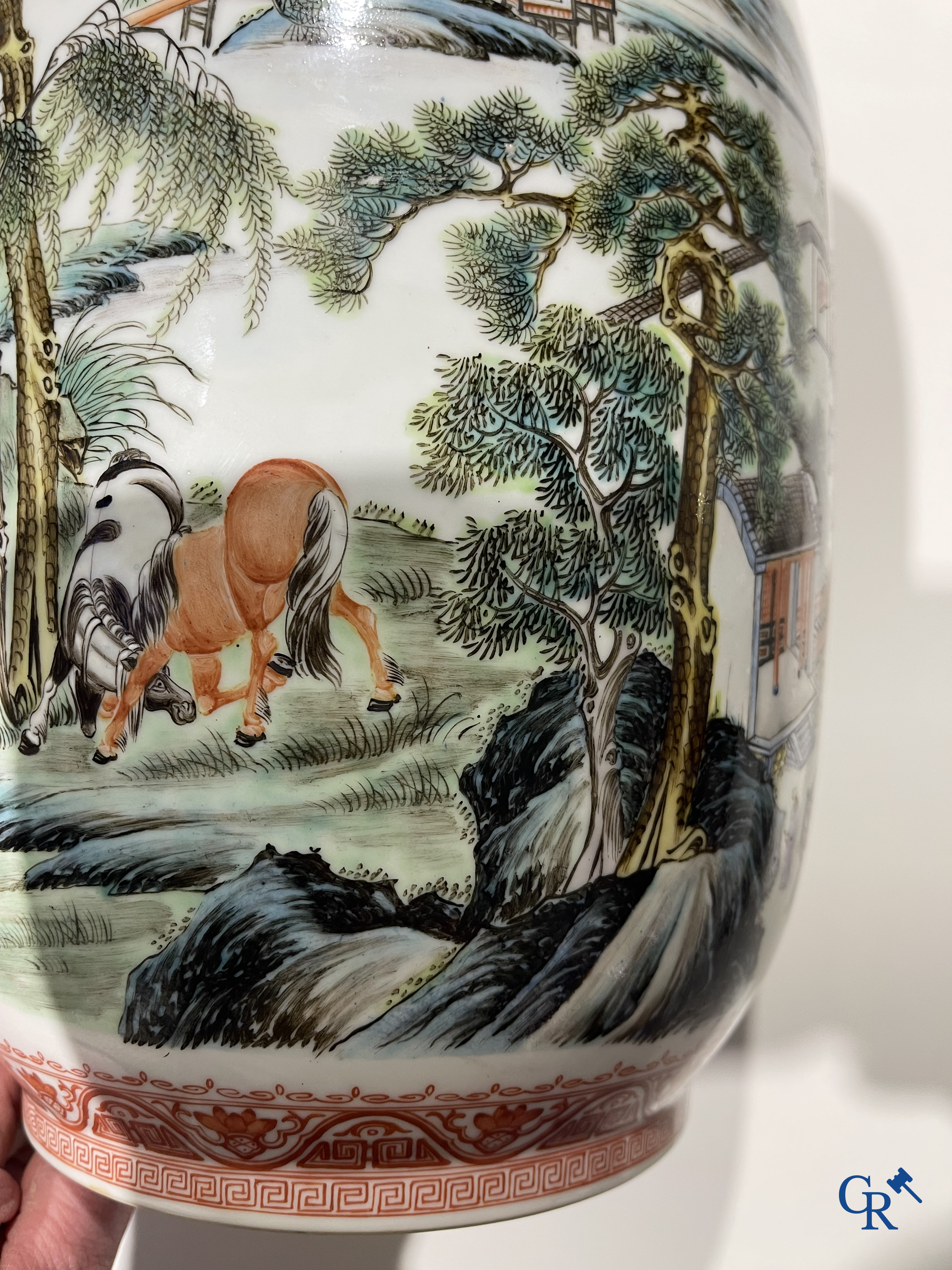 Art Asiatique, porcelaine chinoise. Une paire de vases chinois avec un décor de chevaux et de personnages.