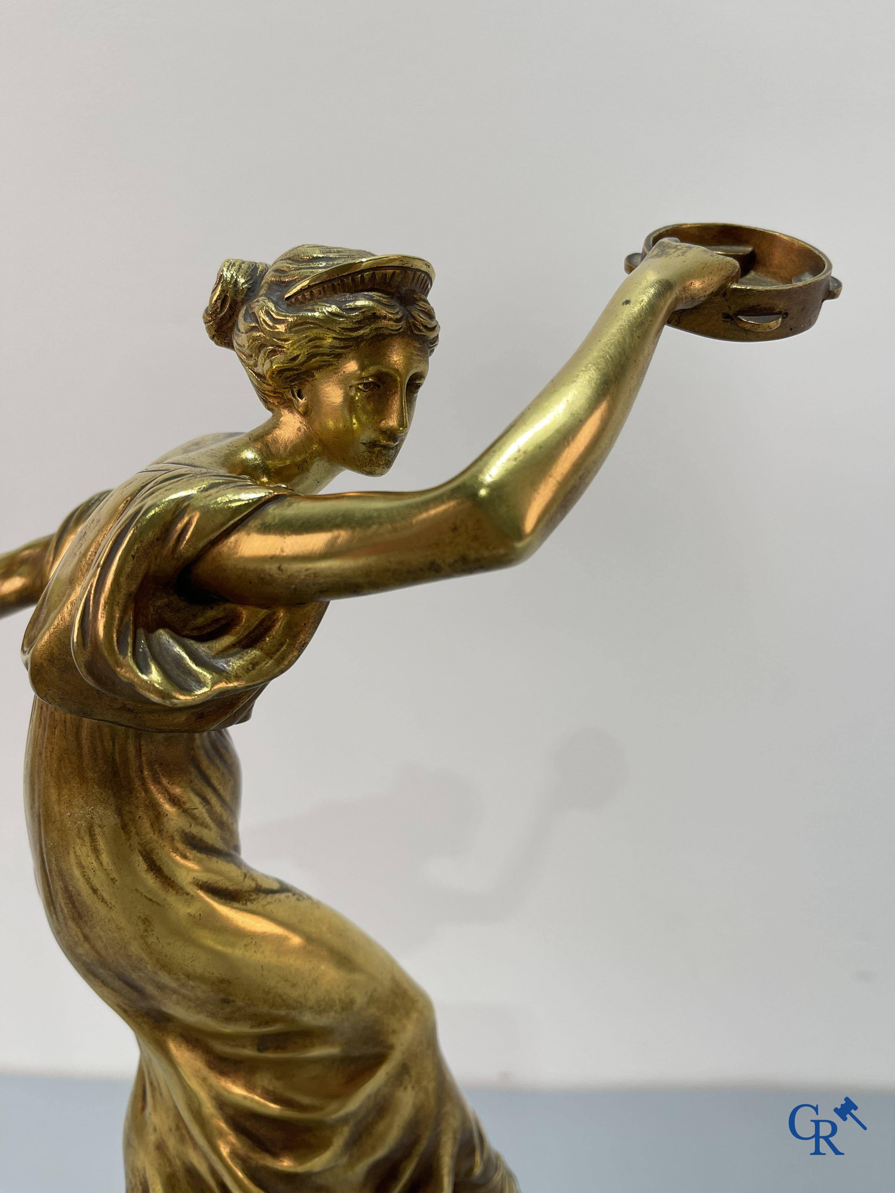 S. Lugli. Een bronzen Art Deco voorstelling van een danseres met tamboerijnen. circa 1910-1920.