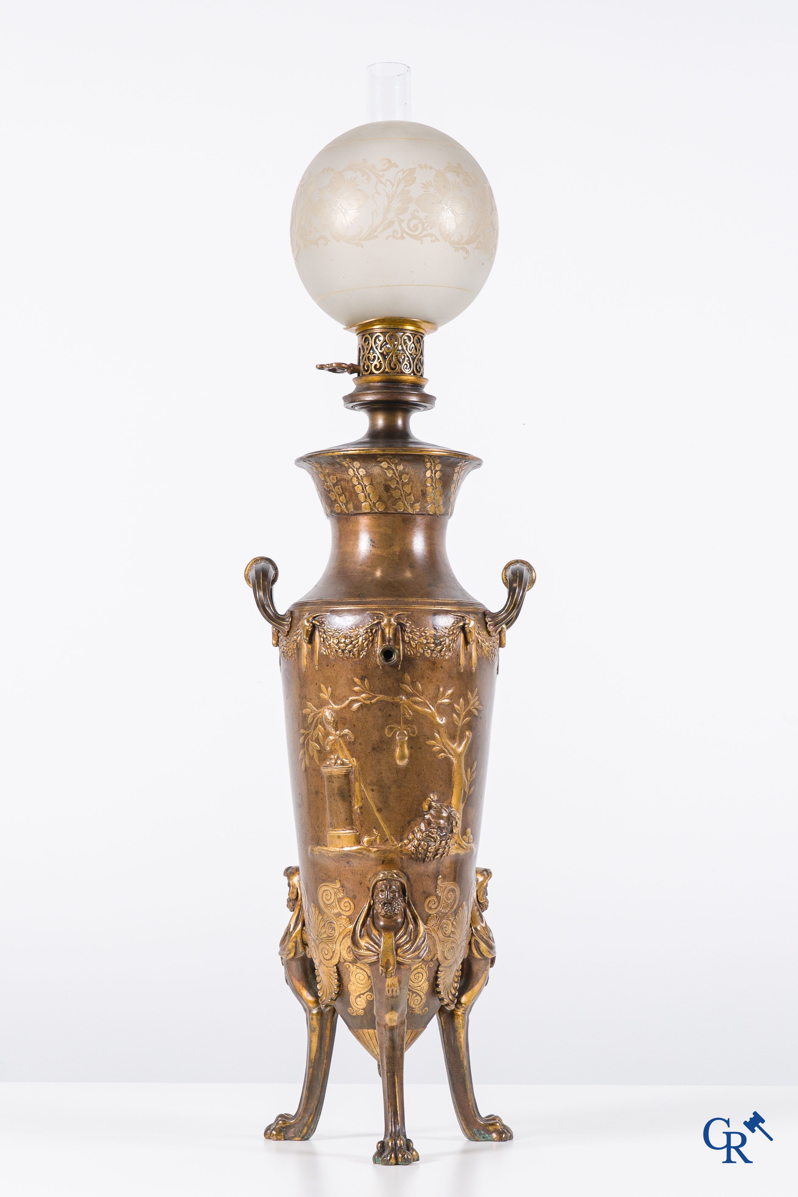 Ferdinand Barbedienne. Grote petroleumlamp in bruin gepatineerde en gedoreerde brons. Napoleon III-periode. Gesigneerd.