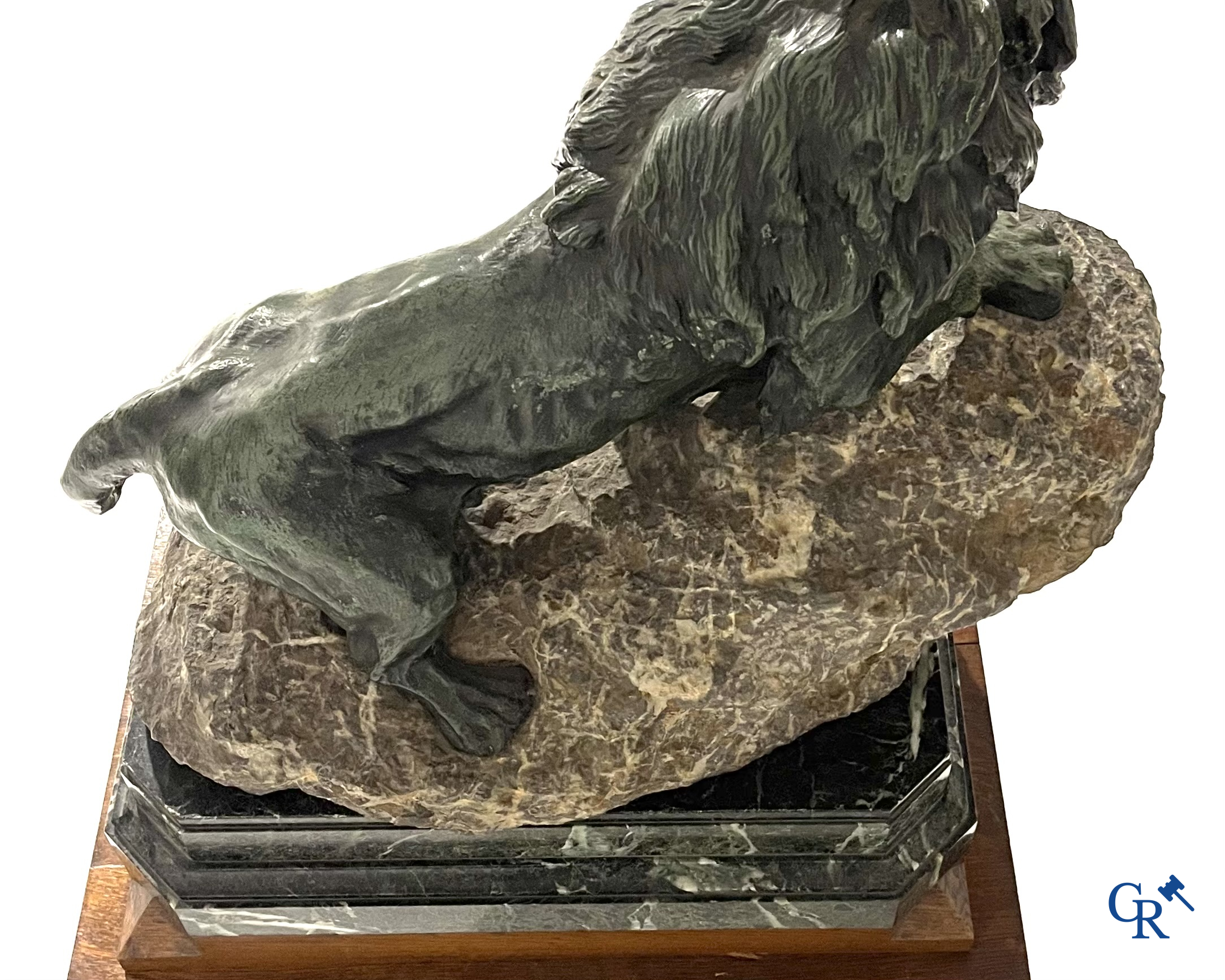 Thomas François Cartier (1879-1936) "Lion rugissant" Important groupe en bronze et pierre sur son socle en bois.