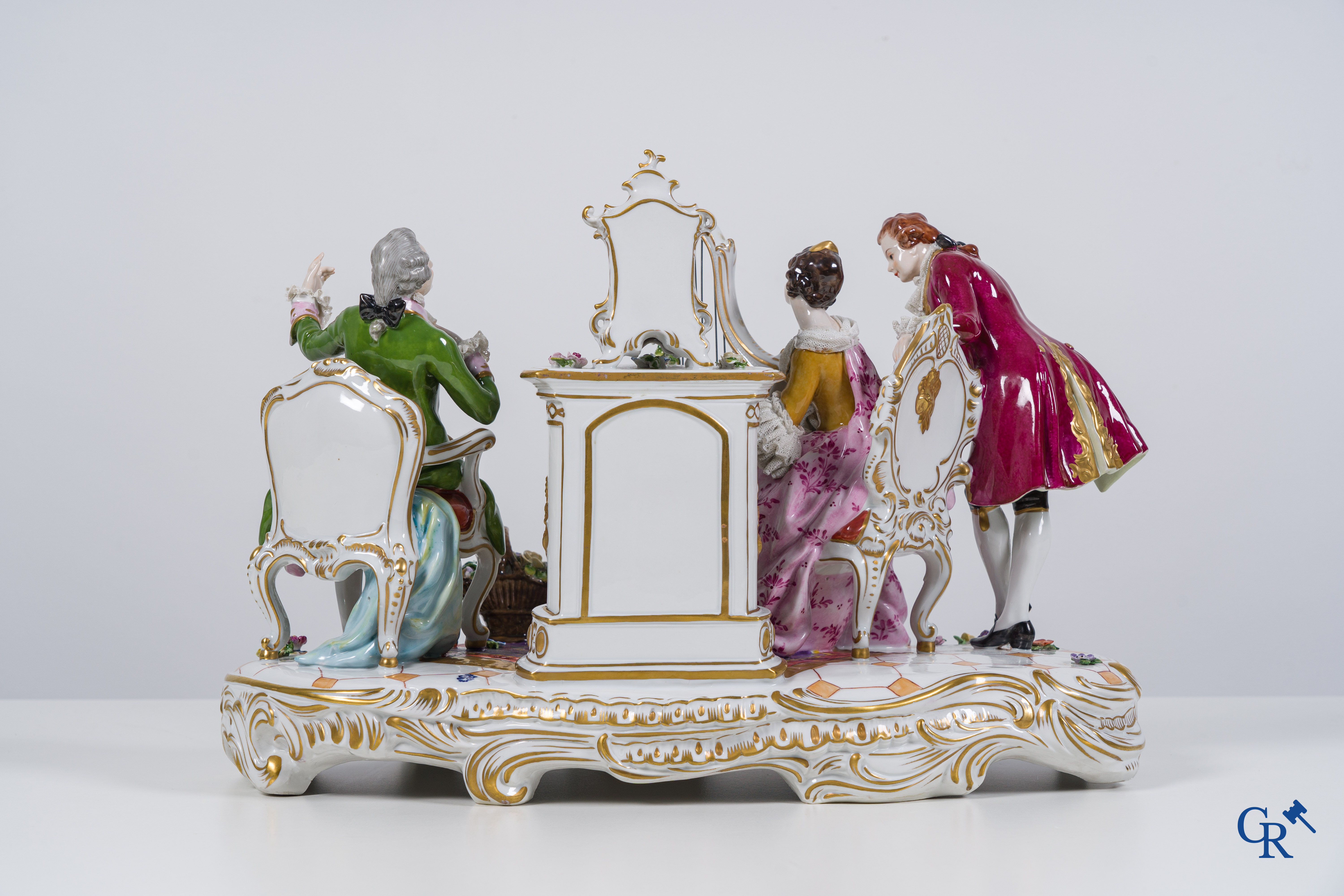 Volkstedt Rudolstadt, Grand groupe en porcelaine en dentelle, joueuse d'harpe dans un intérieur richement décoré. Marqué.