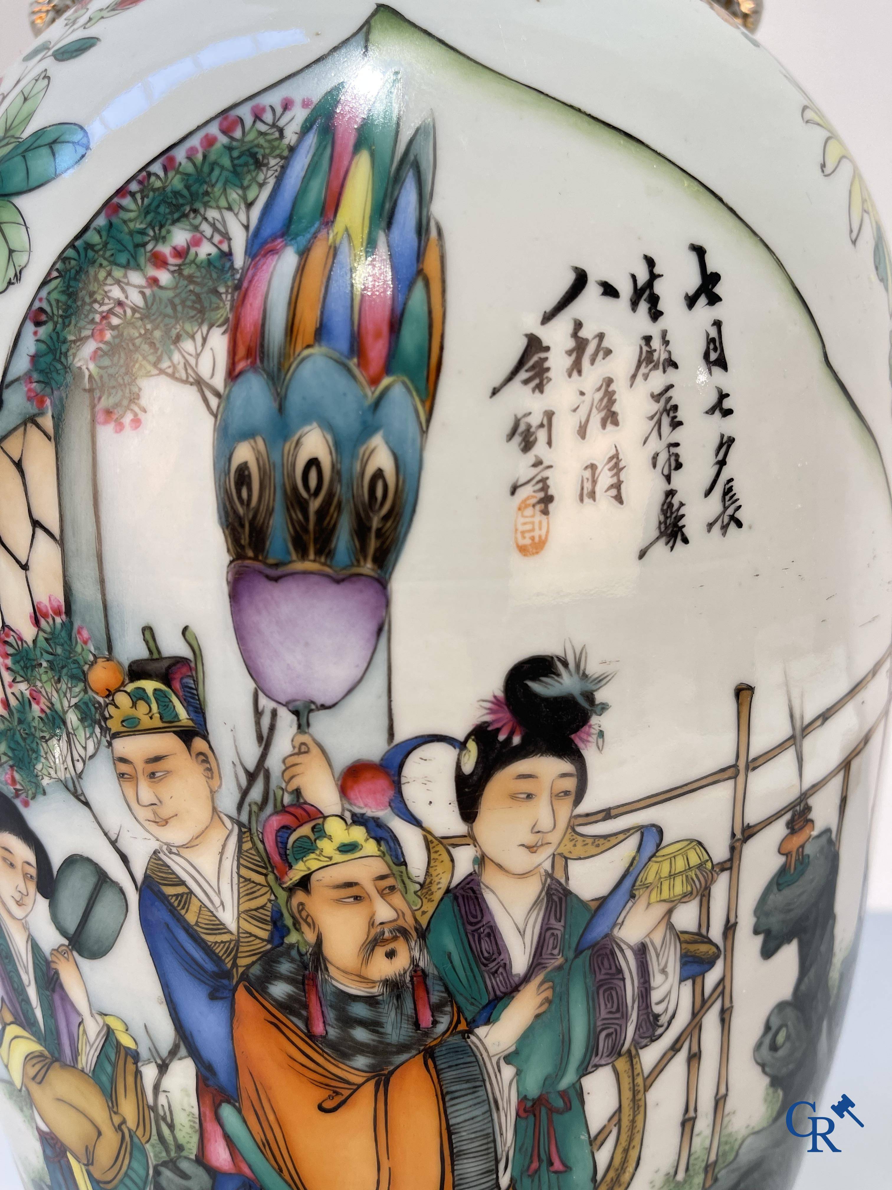 Aziatica, Chinees porselein, een Chinese dubbel decor vaas met hofscènes en kalligrafie. Republiek periode.