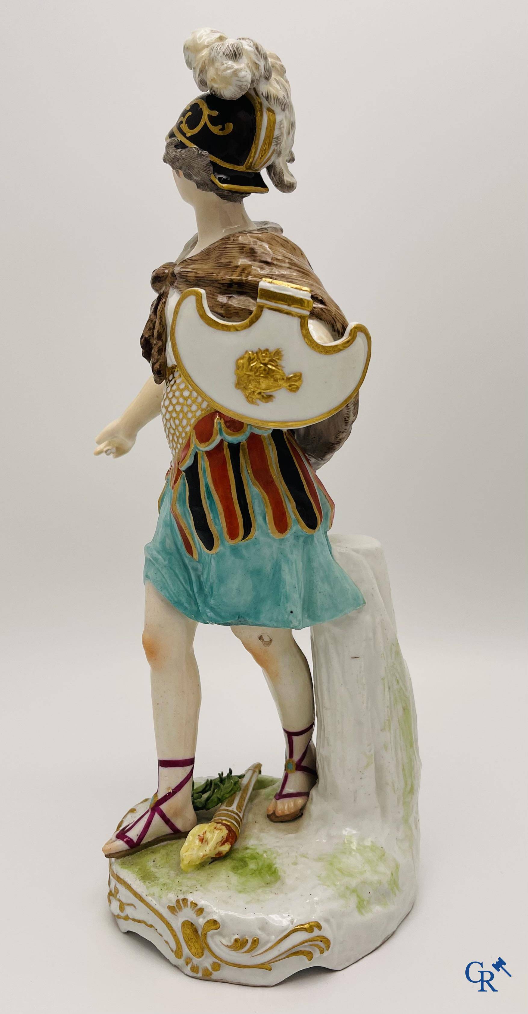 Une paire de figurines en porcelaine polychrome dans le gout de Meissen.