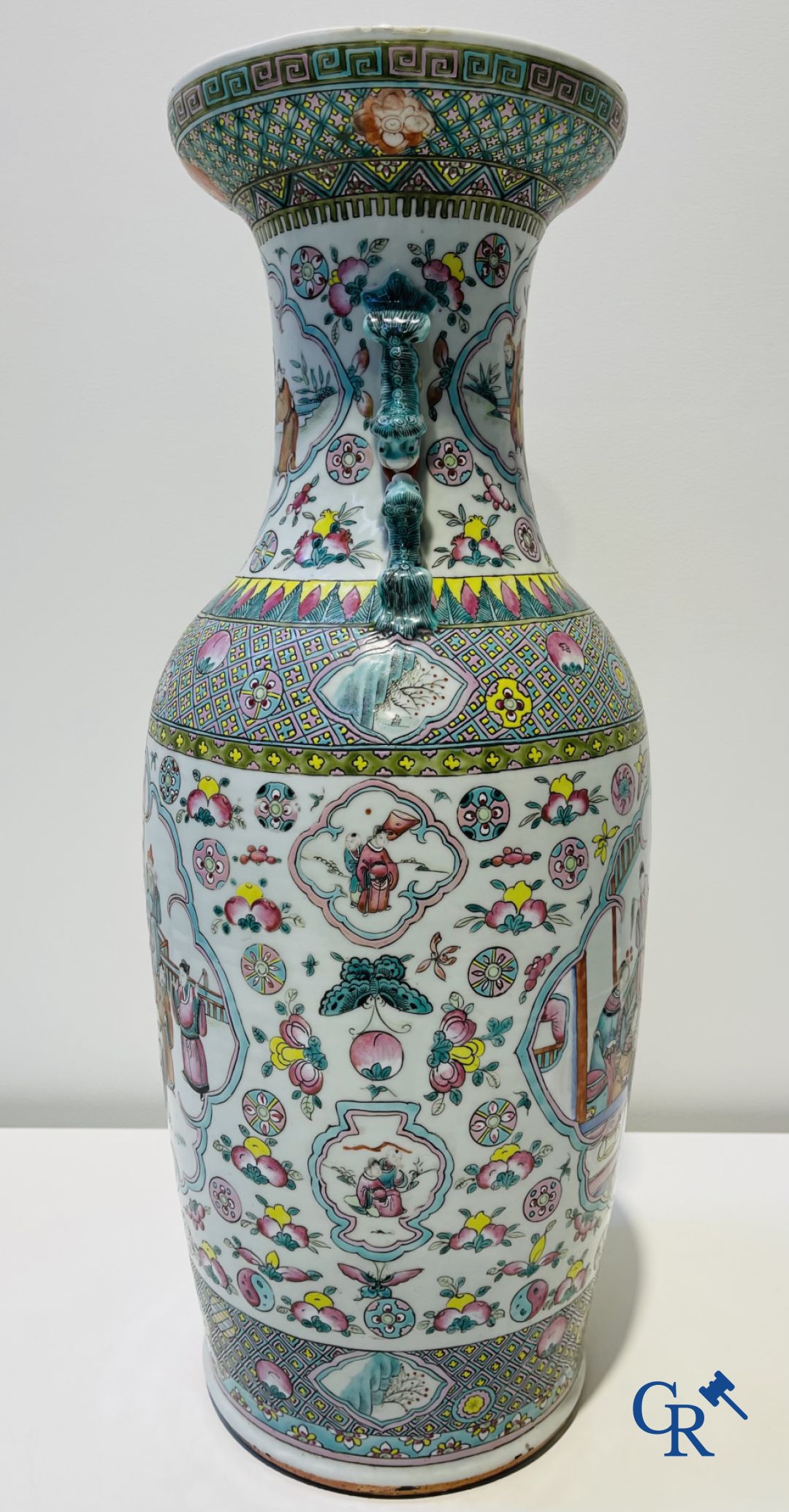 Art Asiatique: Porcelaine chinoise, une paire de vases  famille rose avec des scènes de cour. XIXe siècle.