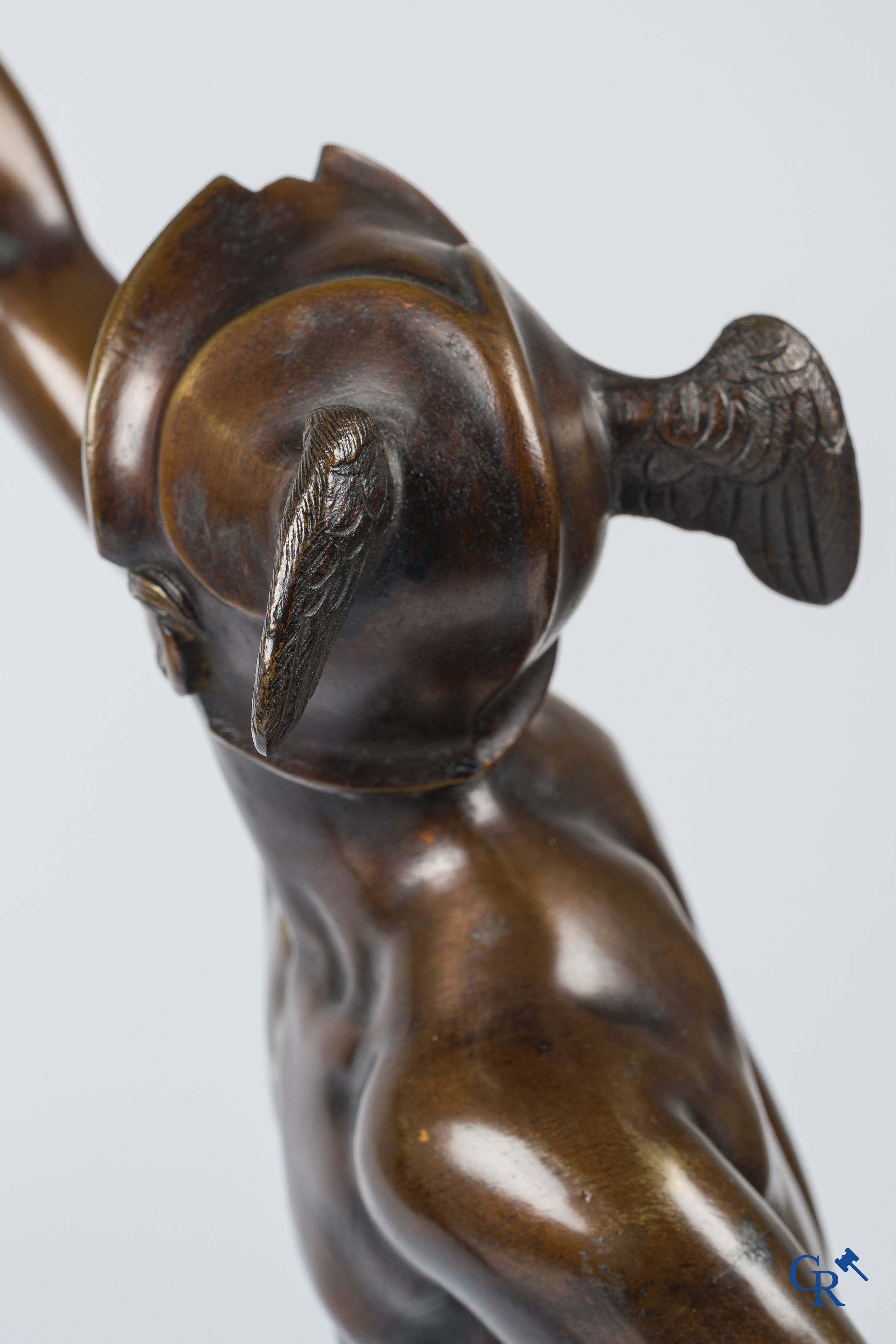 Paire d'importantes statues à l'antique en bronze d'après un modèle de Jean De Bologne.