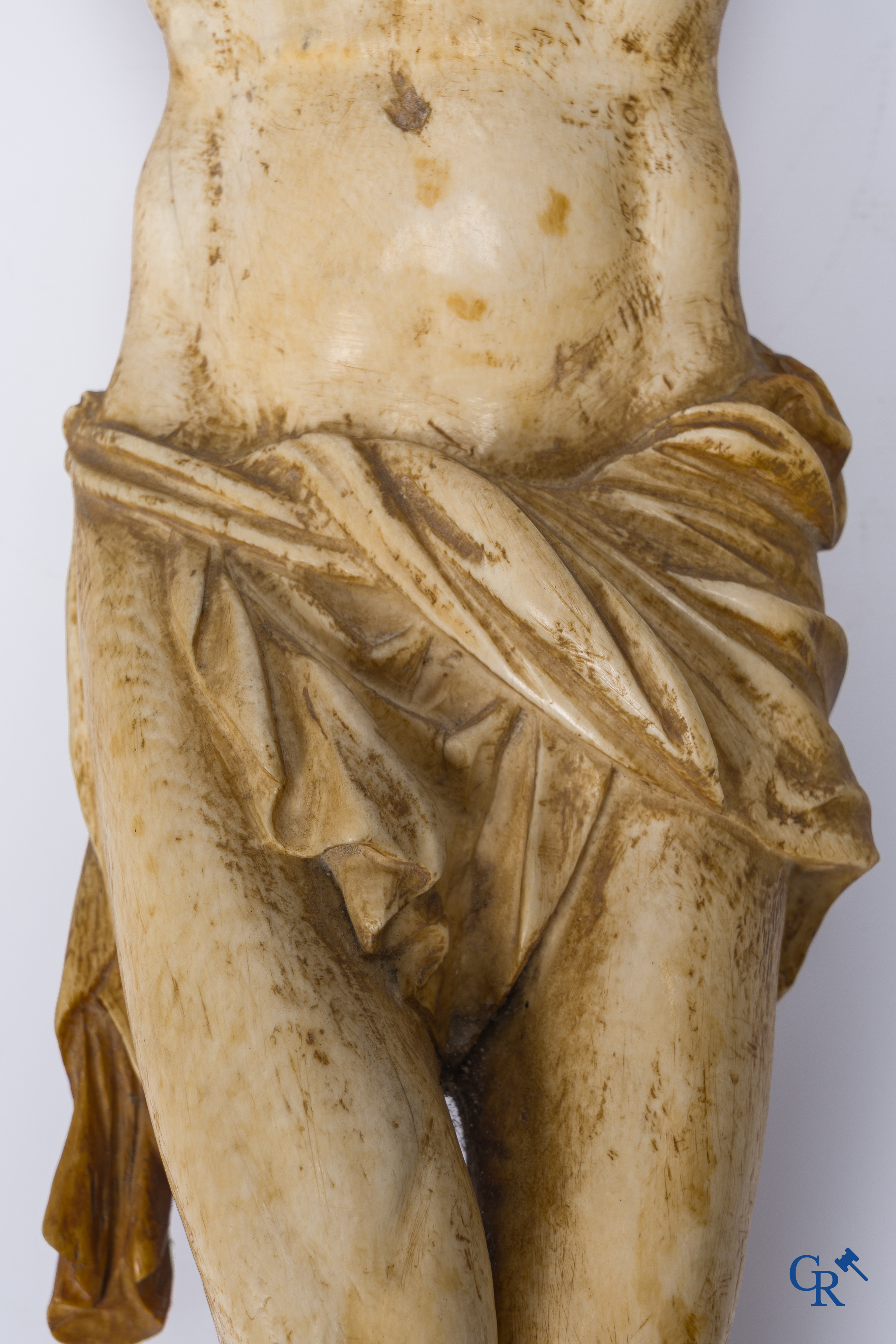 Religieuze objecten, een grote corpus in gesneden ivoor. Europees werk. 18e-19e eeuw.