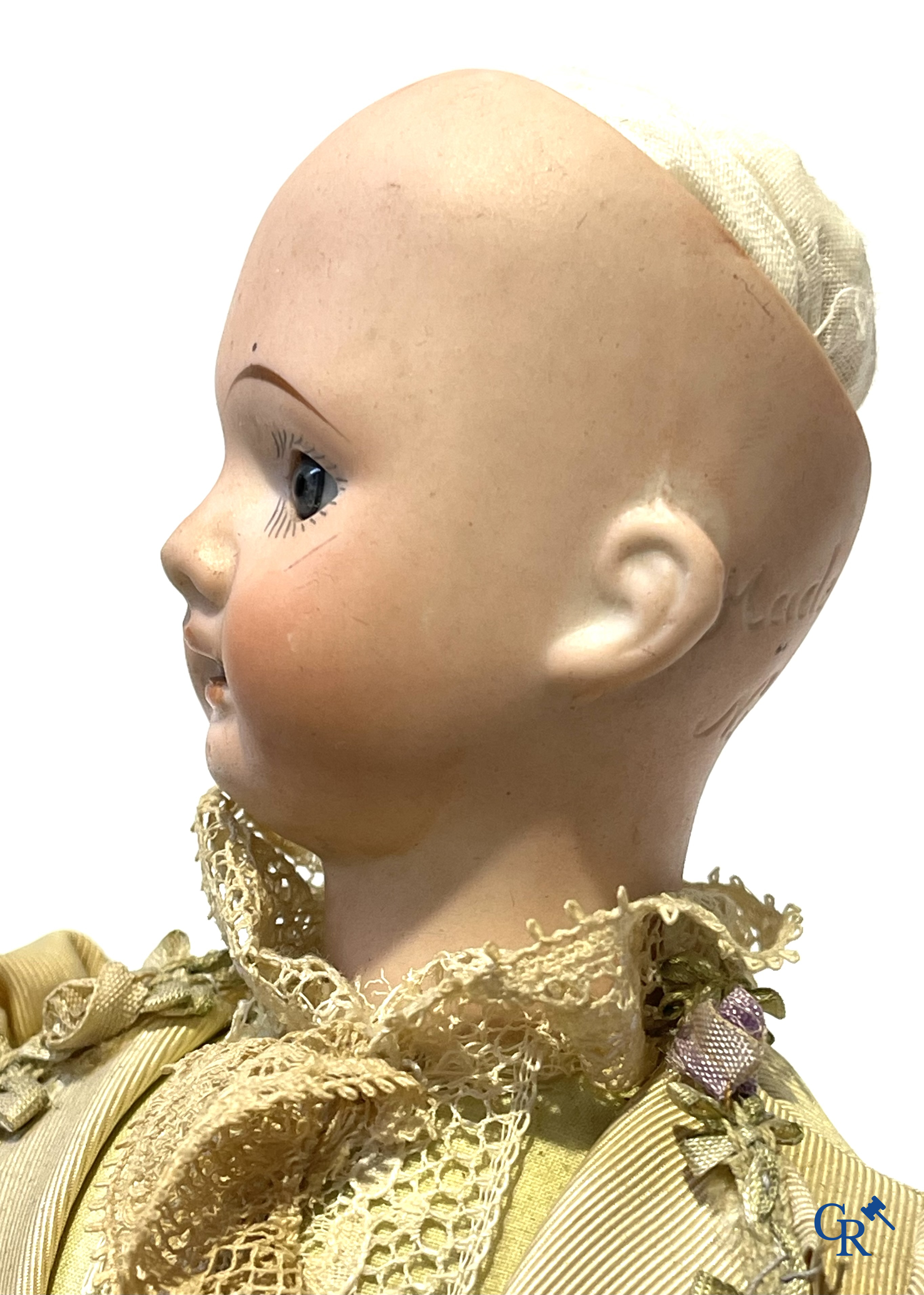 Jouets anciens, 2 poupées anciennes avec tête en porcelaine et un ancien automatique avec musique. Marqué.