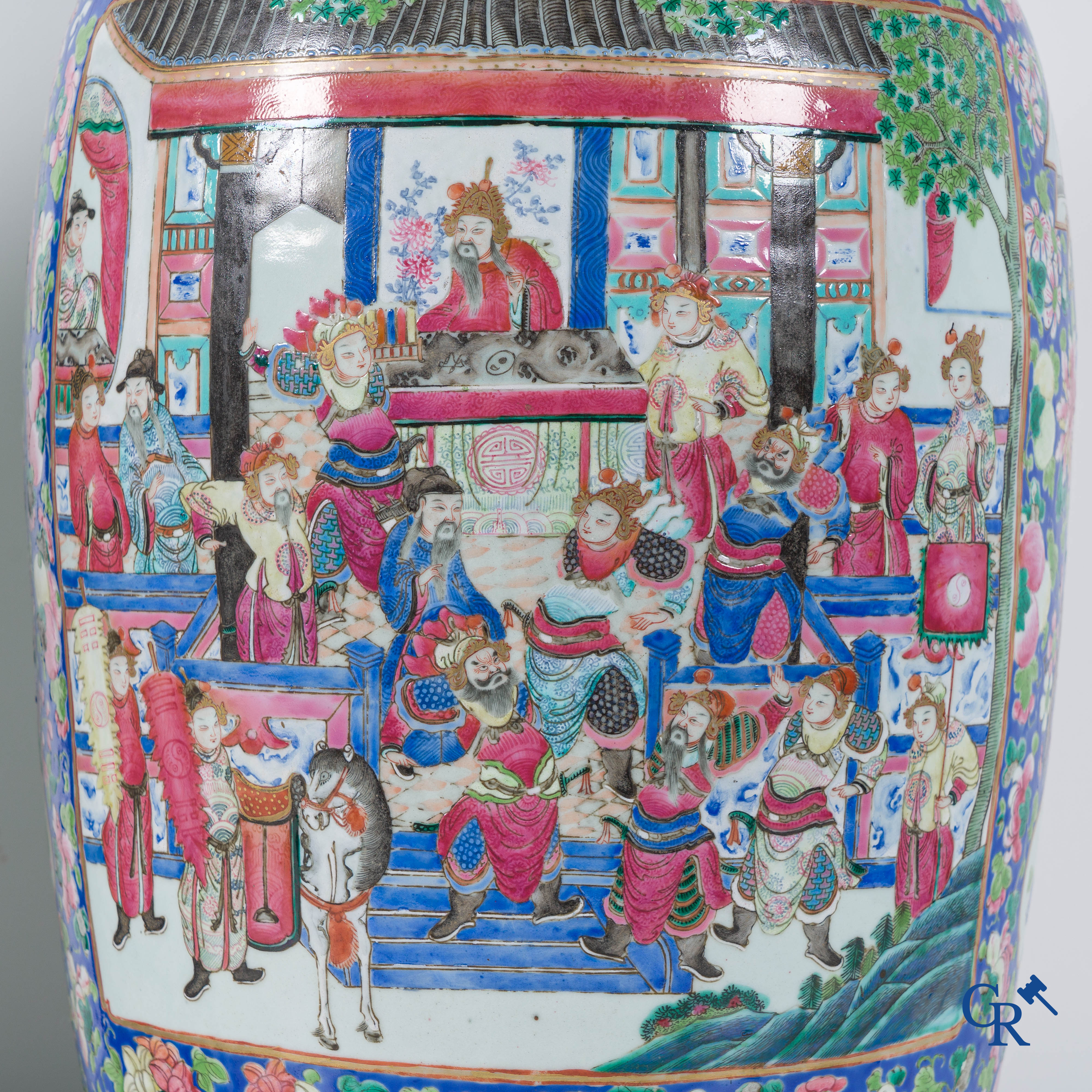 Art Asiatique: Porcelaine chinoise. Une paire d'importantes vases chinois avec un décor famille rose. Chine 19ème siècle.