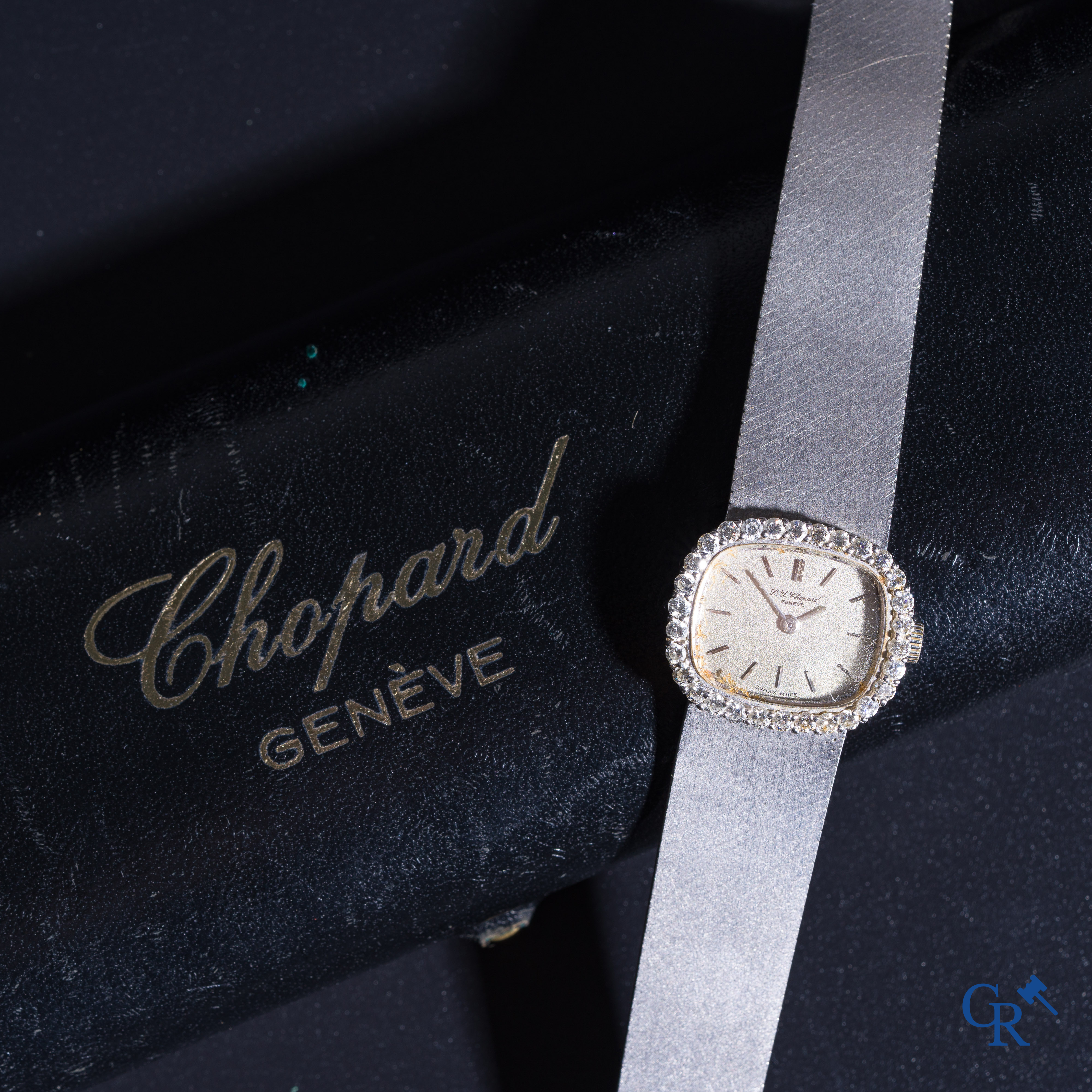 Juwelen: Chopard Genève, damespolshorloge in witgoud 18k (750°/00) bezet met 30 diamantjes.