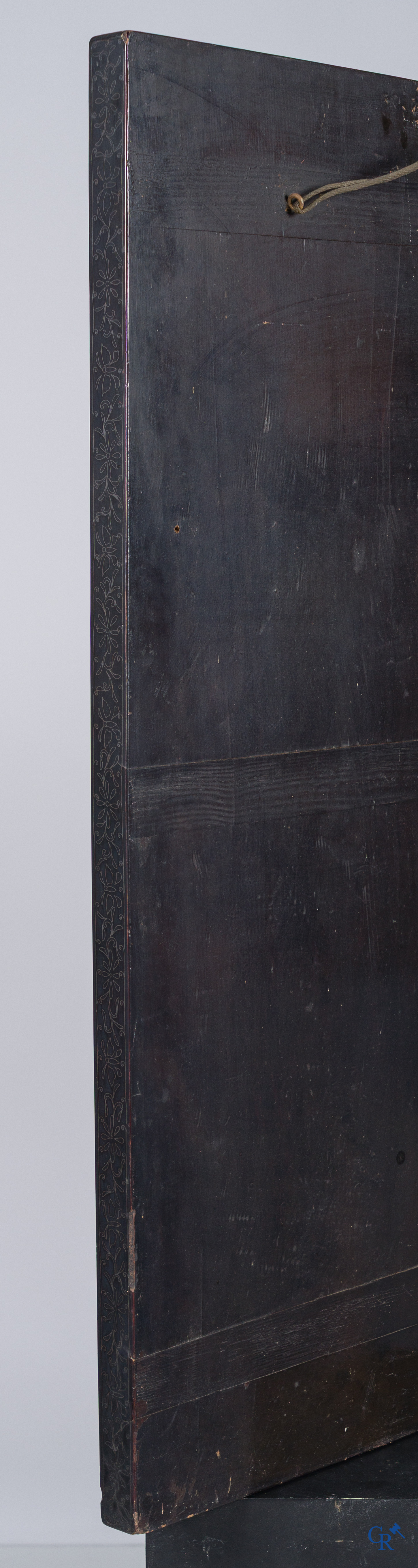 Aziatica, een groot houten paneel met lakwerk en inlegwerk. Bloemen en vlinder decor. 19e eeuw.