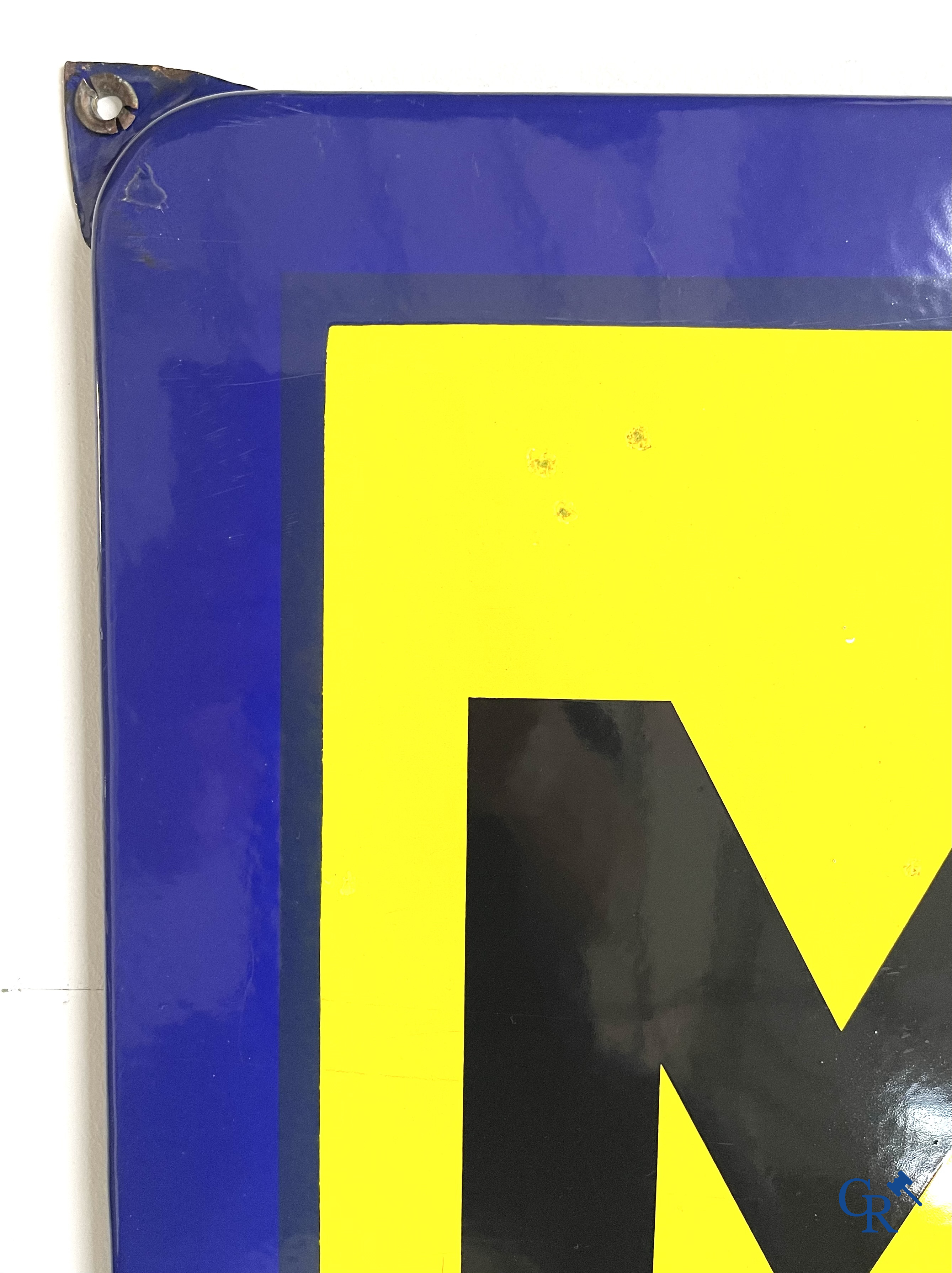 Michelin, groot emaille reclamebord met gele en blauwe achtergrond voor Michelin banden. Emaillerie Belge, 1958.