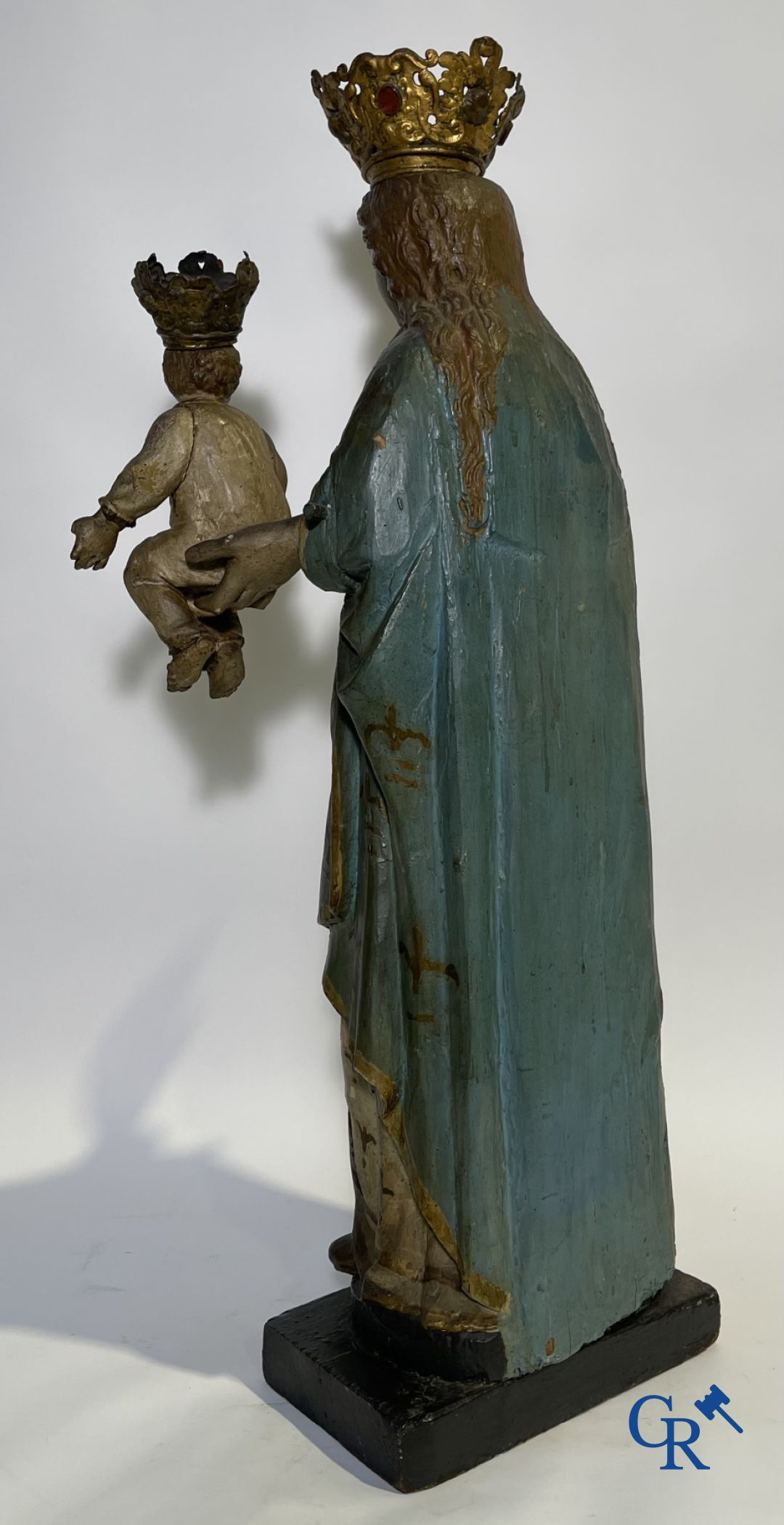 Sculpture Baroque en bois polychrome d'une Vierge à l'enfant. La couronne est incrustée d'une pierre semblable à de l'ambre.