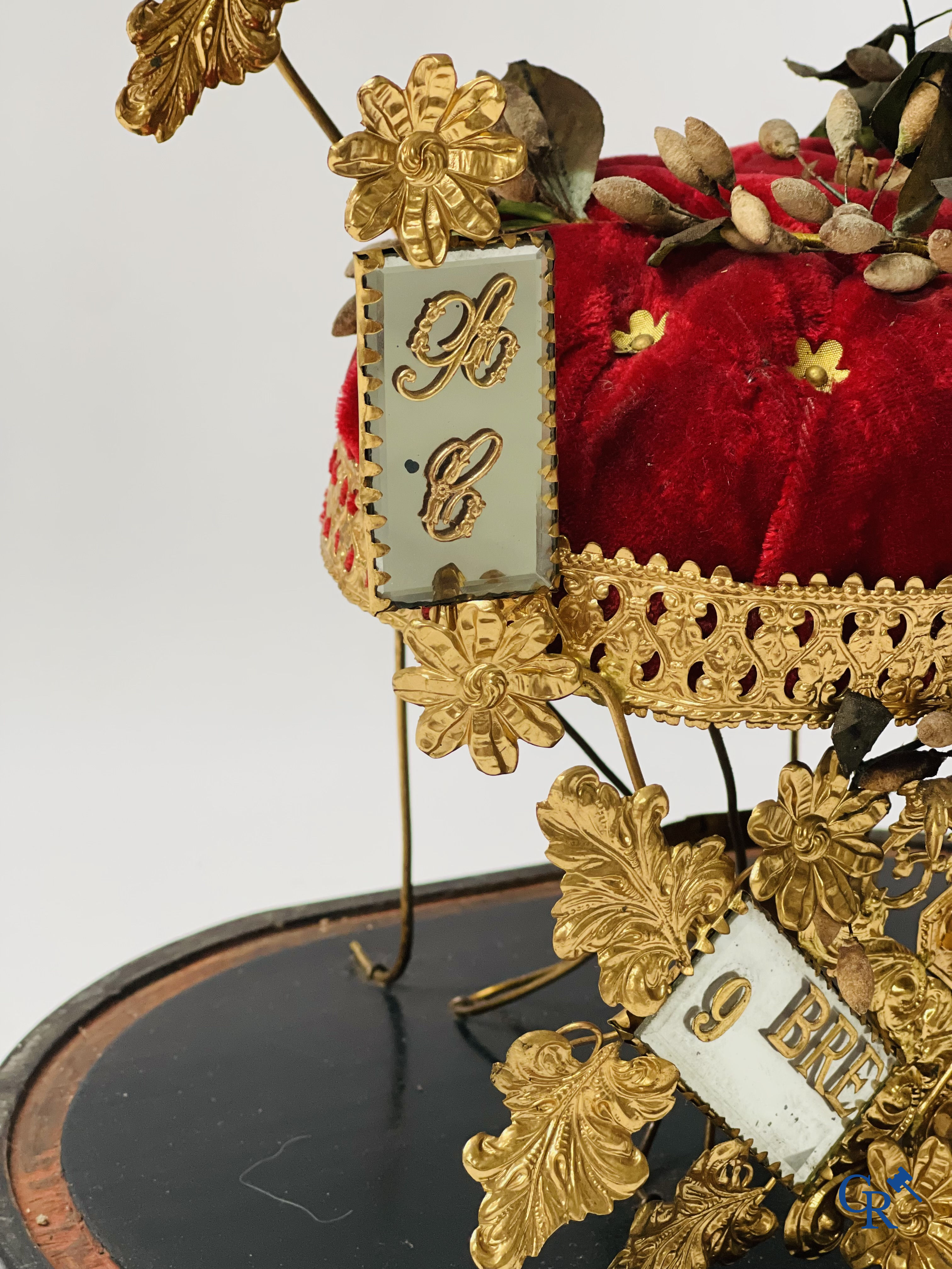 2 globes de mariée en verre, l'un avec des fleurs en biscuit, l'autre avec des miroirs, daté 1908.