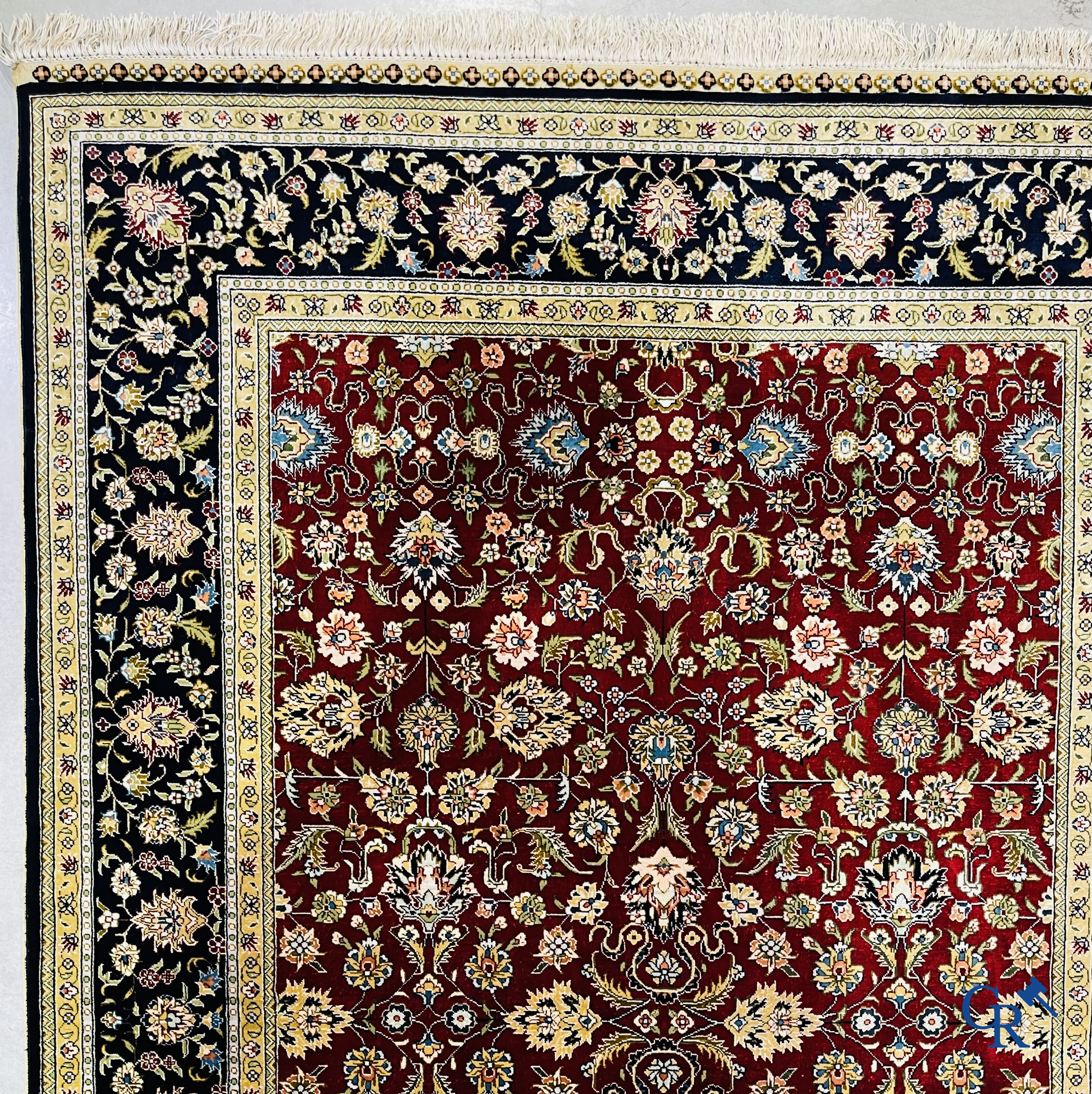 Tapis d'Orient: Iran, un tapis persan en soie noué à la main avec un décor floral.