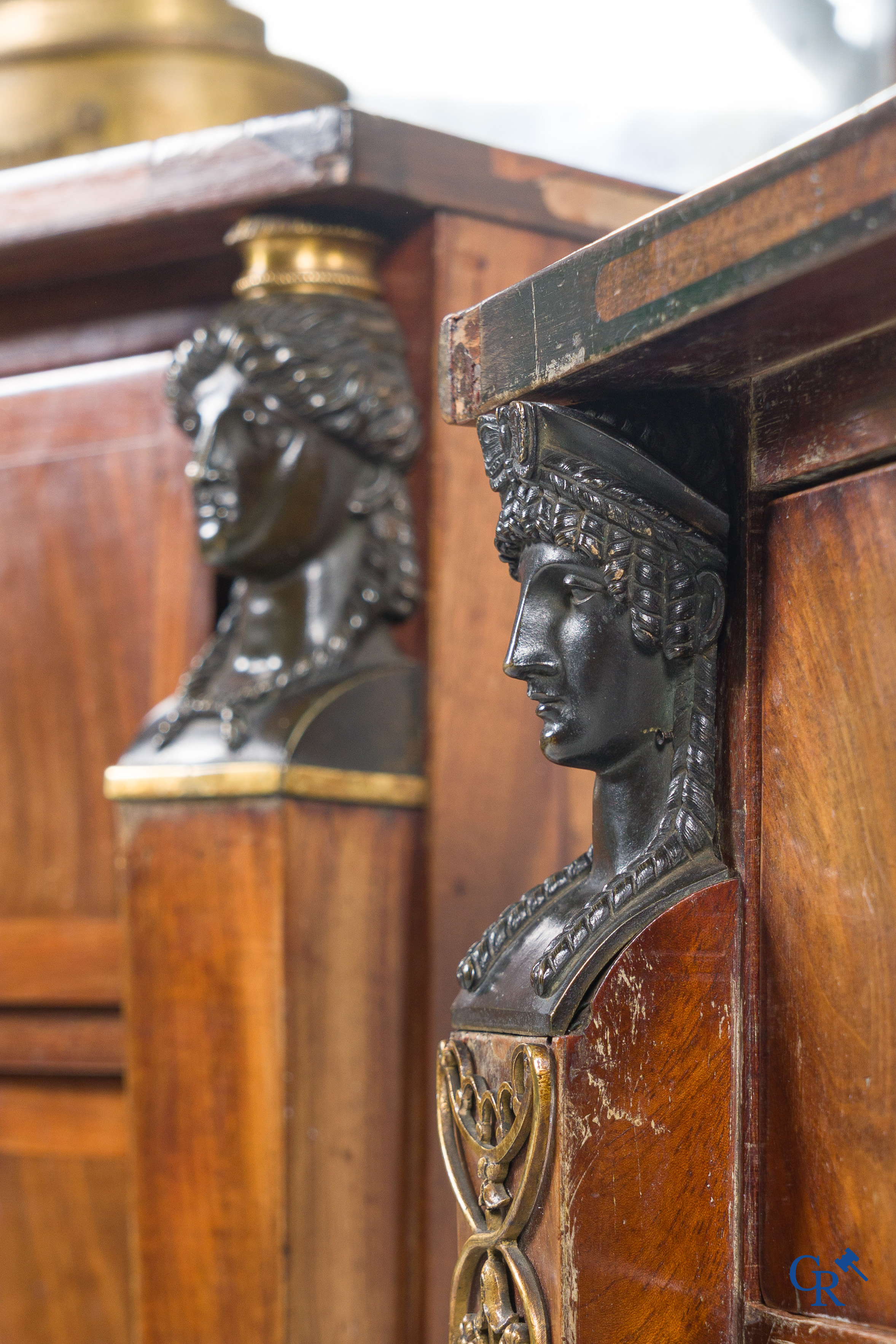 Chapuis, een mahonie houten herenkaptafel en dames toilettafel met geciseleerde bronzen. Empire, circa 1810.