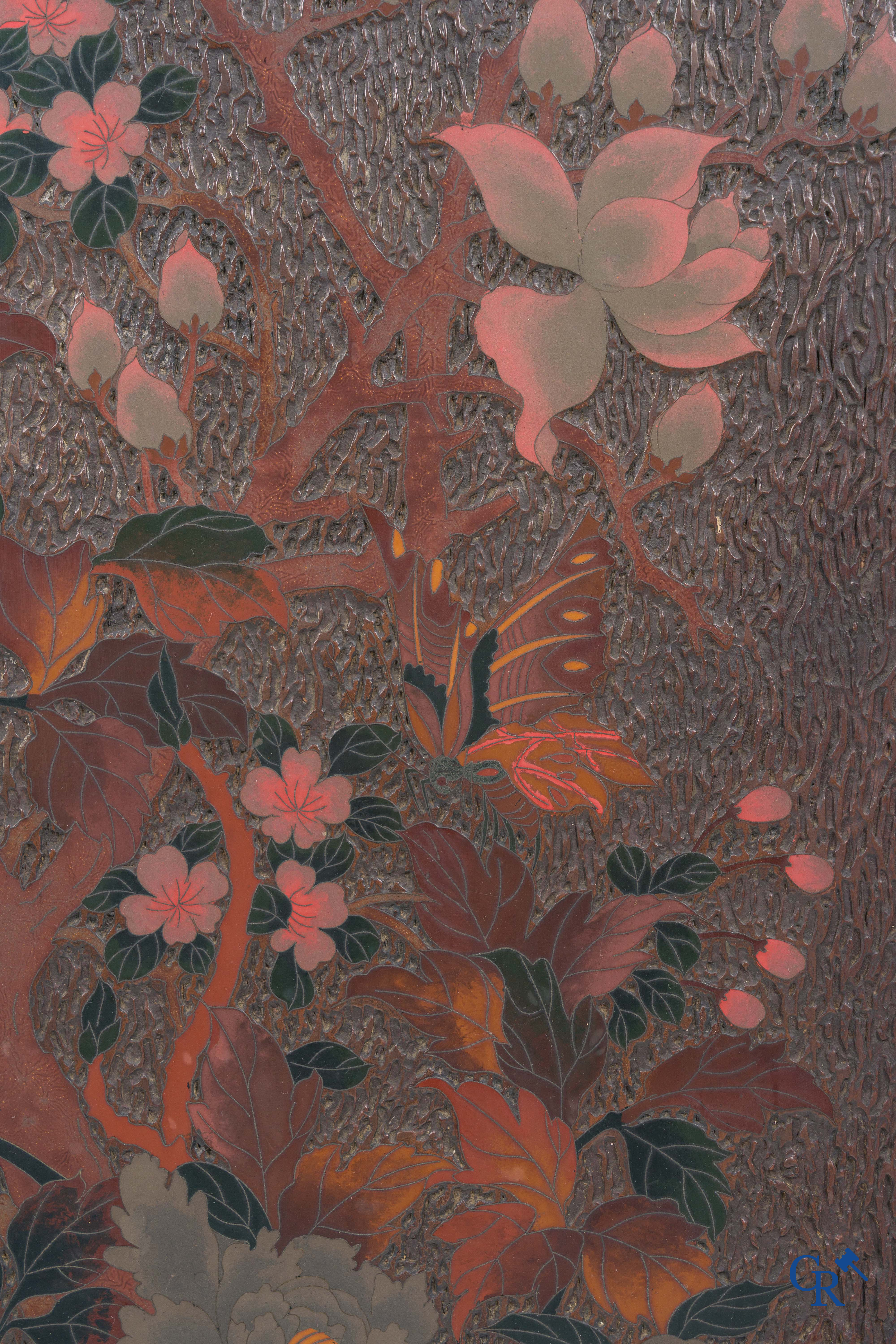 Aziatica, een groot houten paneel met lakwerk en inlegwerk. Bloemen en vlinder decor. 19e eeuw.