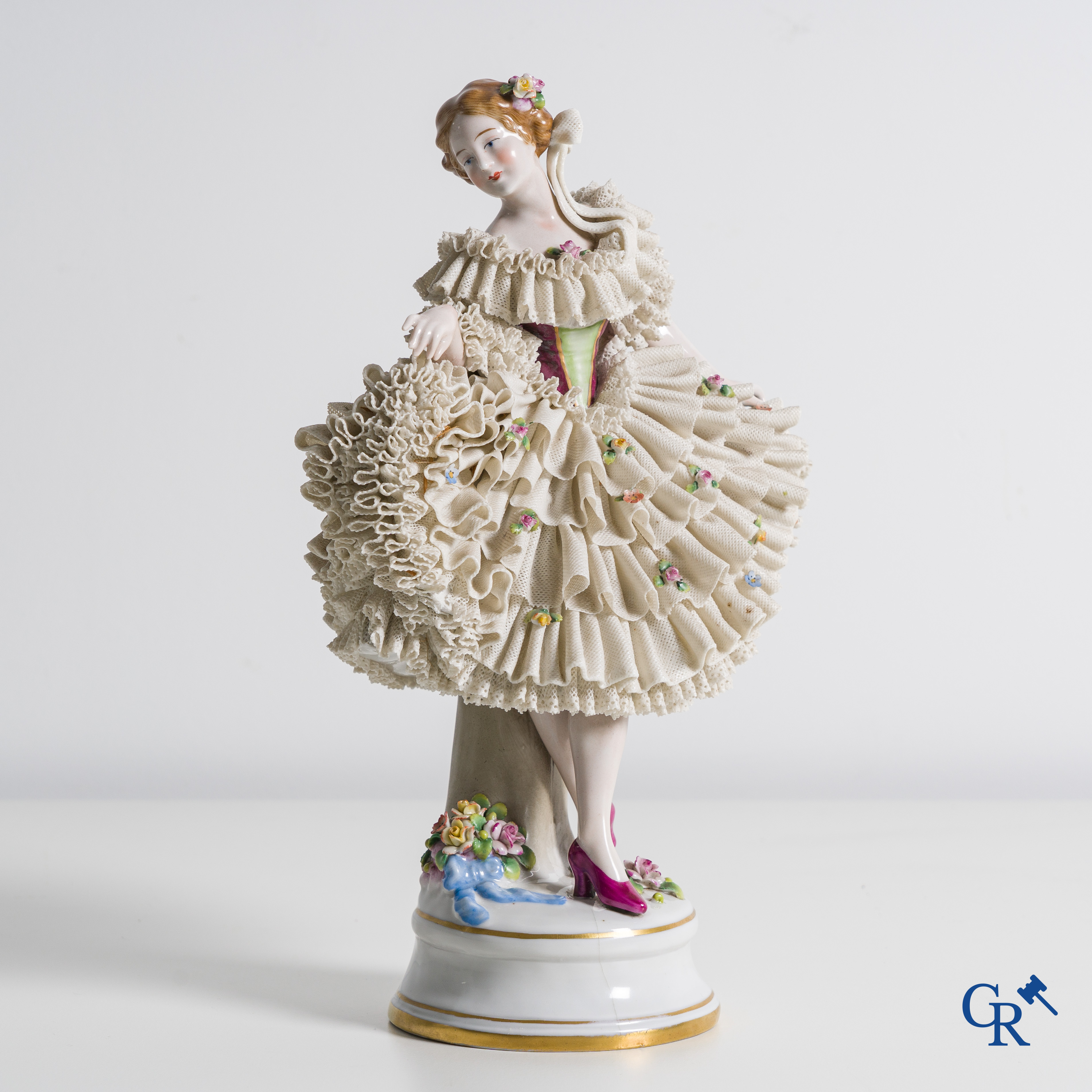 Porcelaine européenne: Sitzendorf, Saalfeld-Rudolstadt. Grande danseuse en porcelaine en dentelle. Marquée.