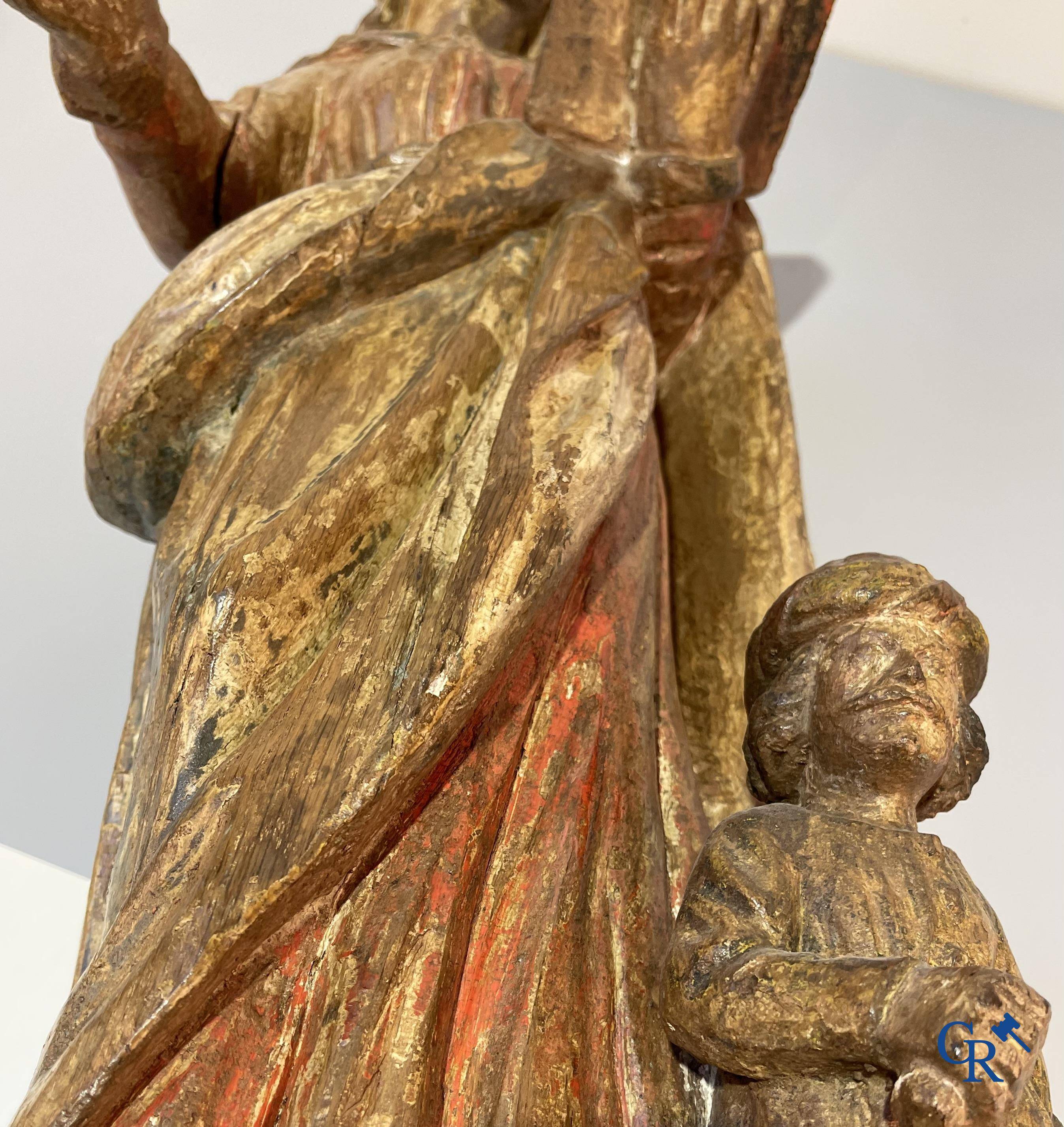 Religieuze objecten: Een houtgesculpteerde voorstelling van Sint Catharina en keizer Maxentius. 17e-18e eeuw.