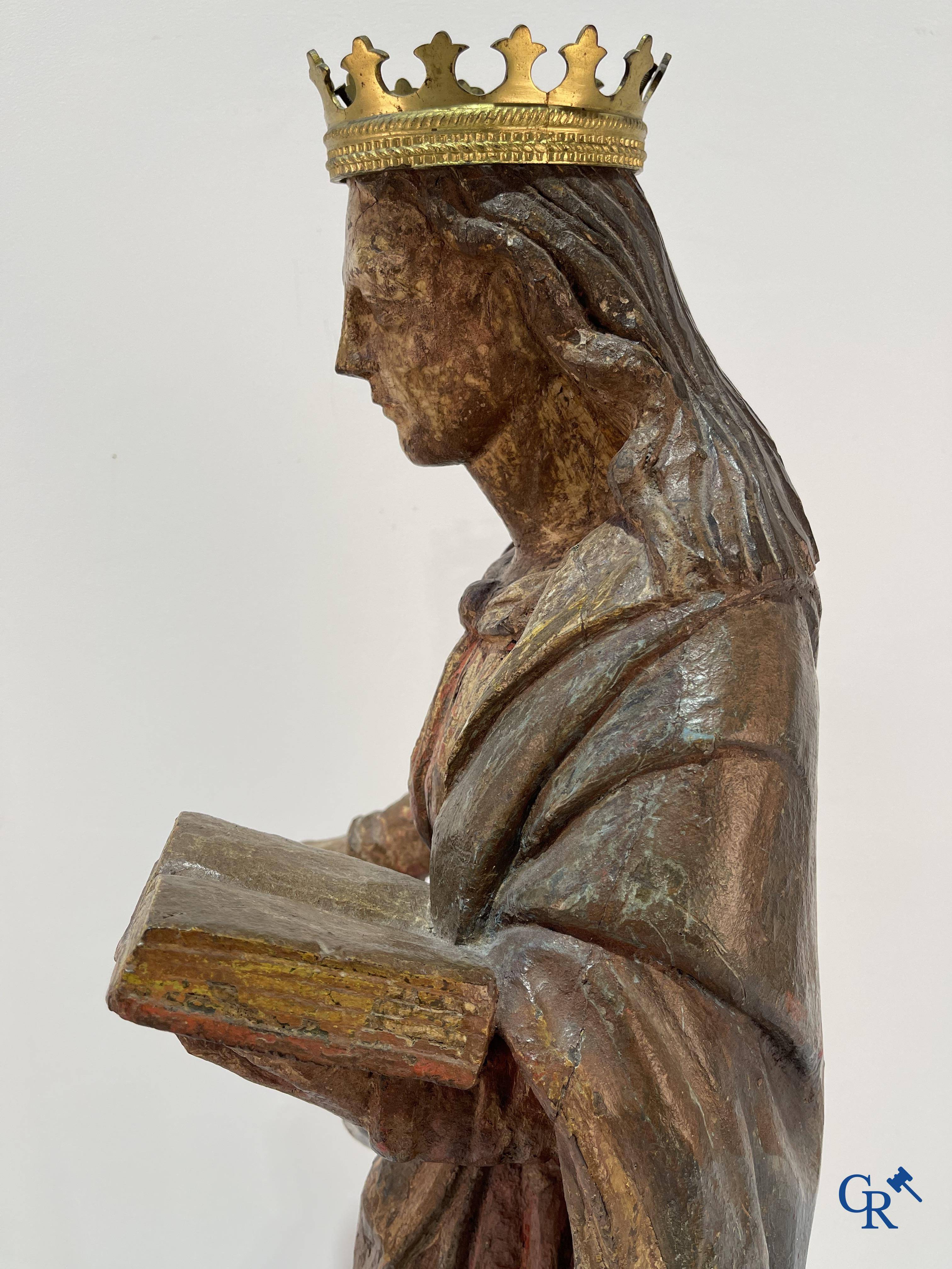 Religieuze objecten: Een houtgesculpteerde voorstelling van Sint Catharina en keizer Maxentius. 17e-18e eeuw.