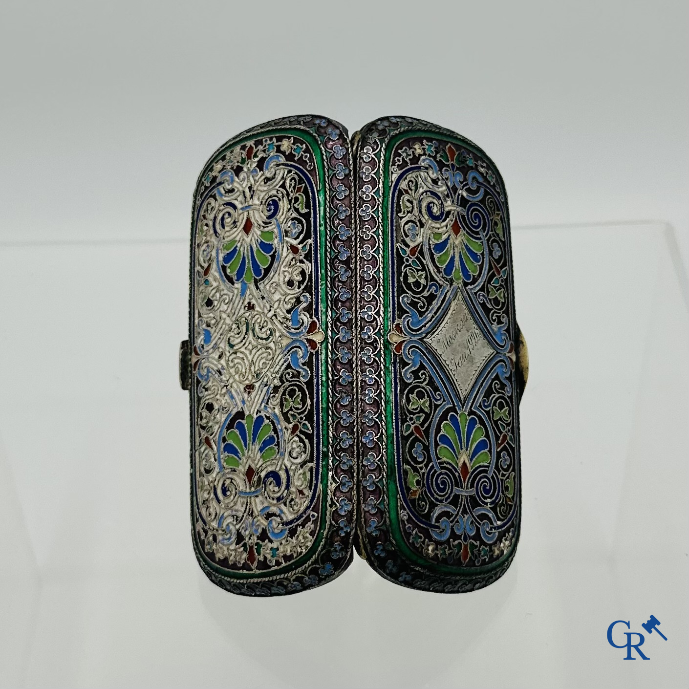 Russian silver: Cigarette holder in silver and enamel, interior in vermeil. <br />
Pavel Ovchhinnikov, Moscow around 1887.