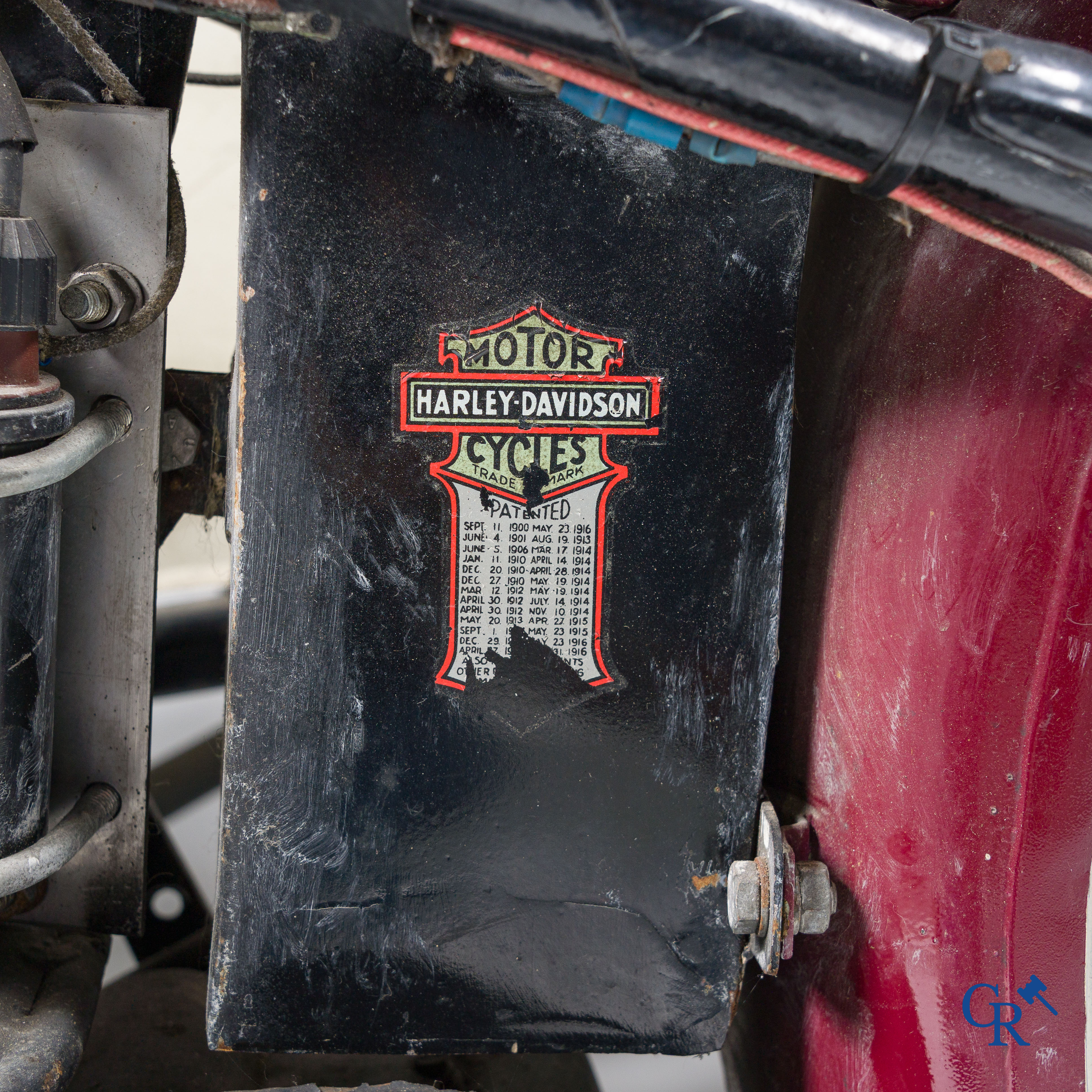 Harley Davidson, type WLA 750cc, circa 1940. Met zijspan uit latere periode. (schuurvondst)