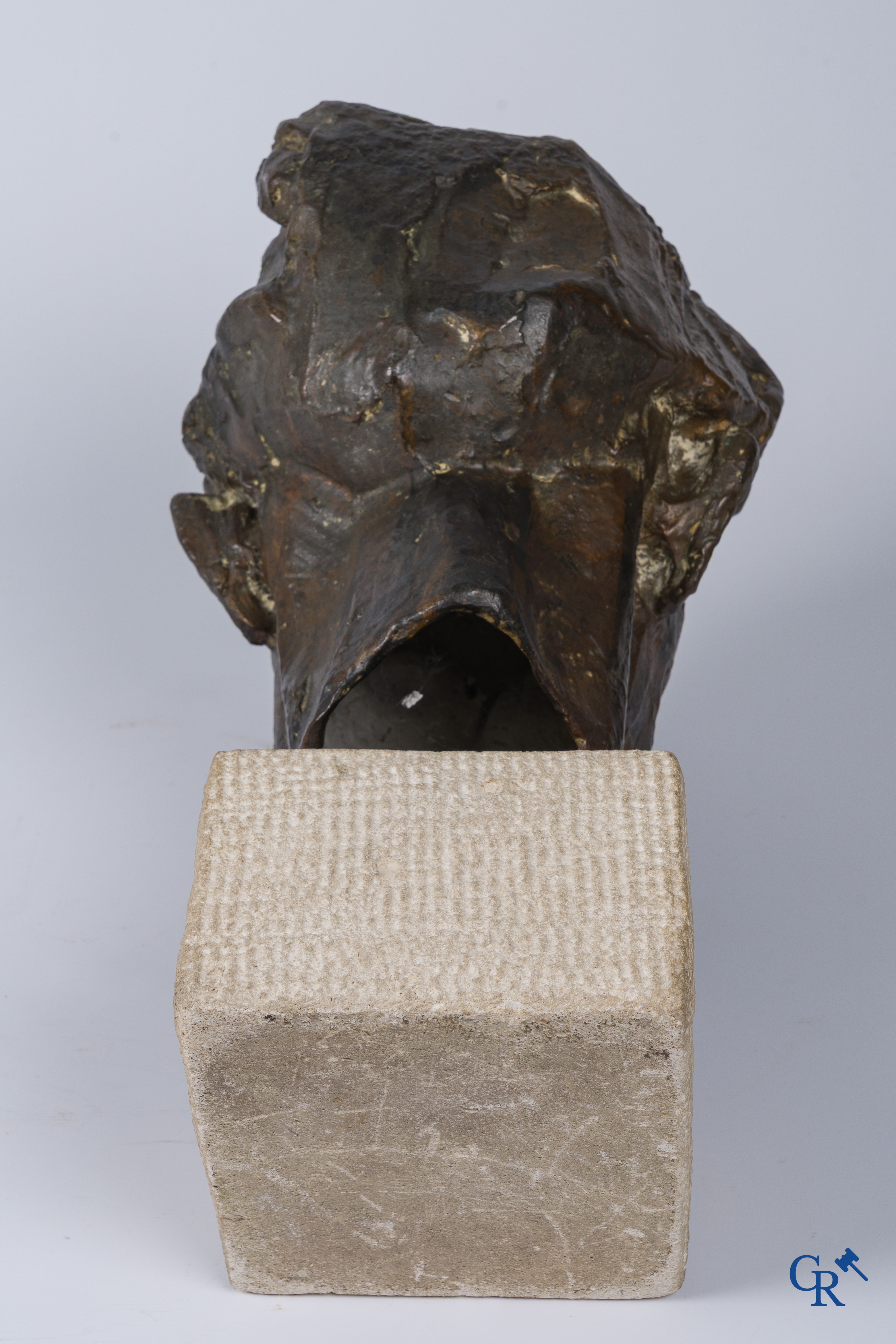 Oscar Jespers (1887-1970)(*) Portret van de schilder Walter Stevens. Brons op kalksteen. 1916.