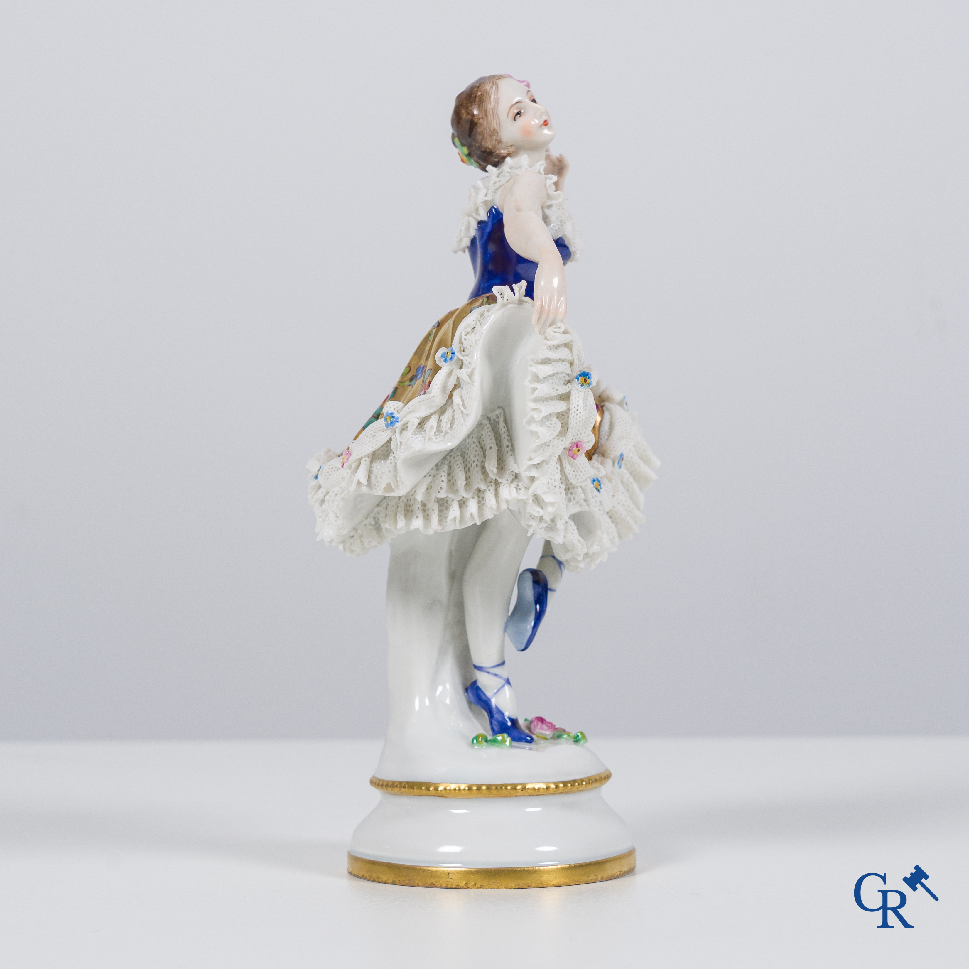 Volkstedt Rudolstadt: Porcelaine européenne, belle ballerine en porcelaine en dentelle de belle qualité. Marqué.