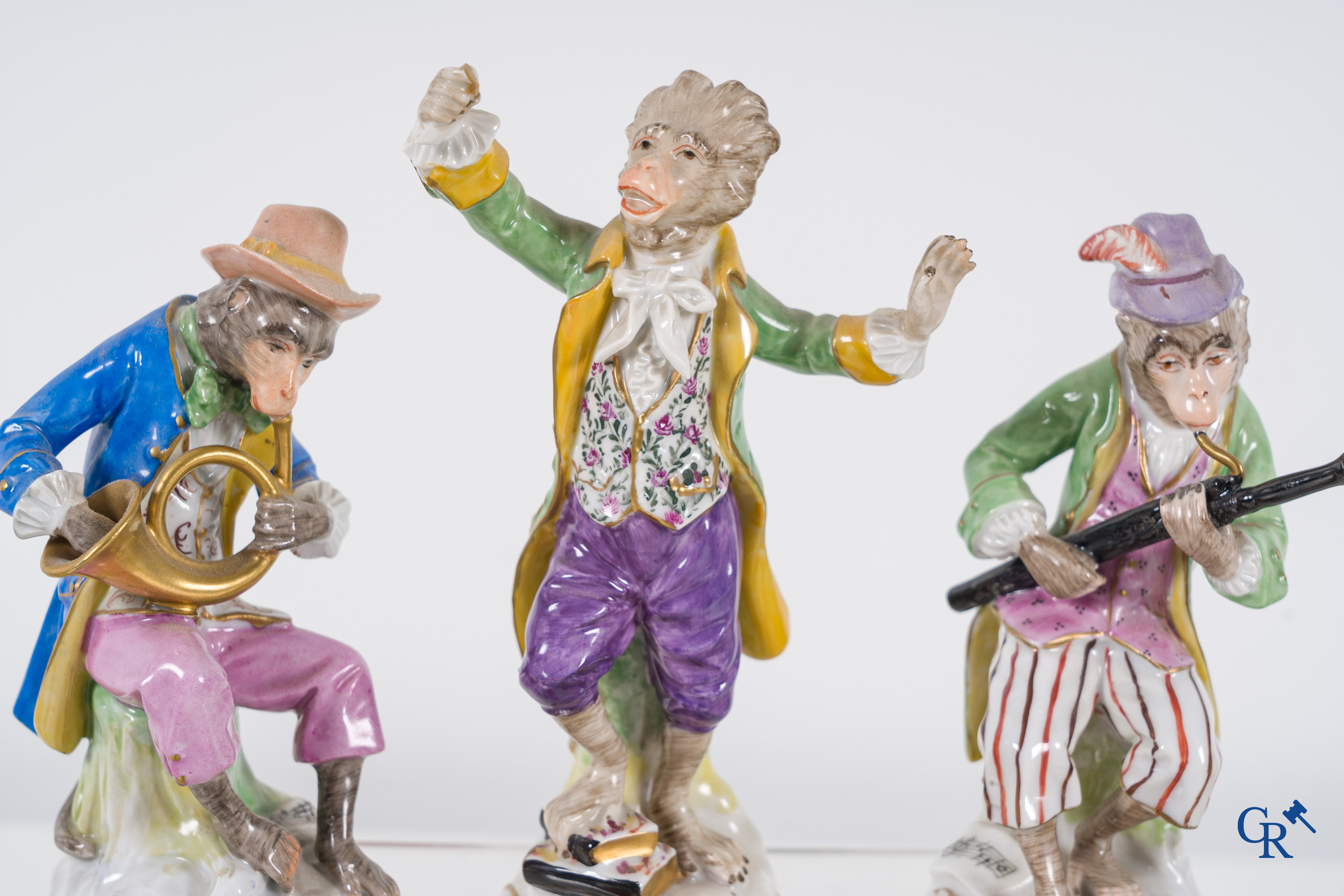 Porcelaine européenne: Un orchestre de singe 12 pièces en porcelaine de Dresde. Marqué.