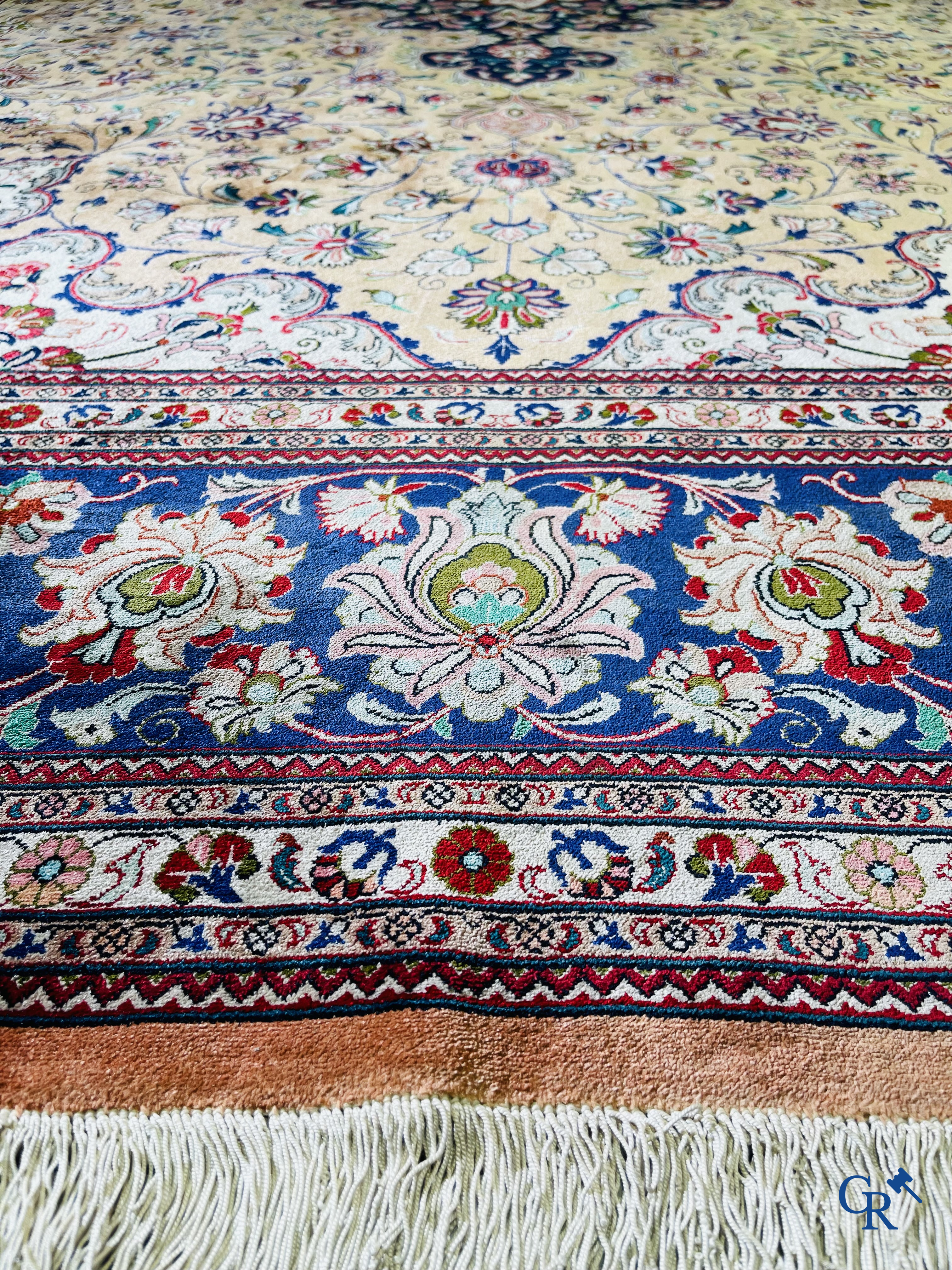 Tapis d'Orient: Ghoum, Iran. Exceptionnel tapis noué à la main en soie.