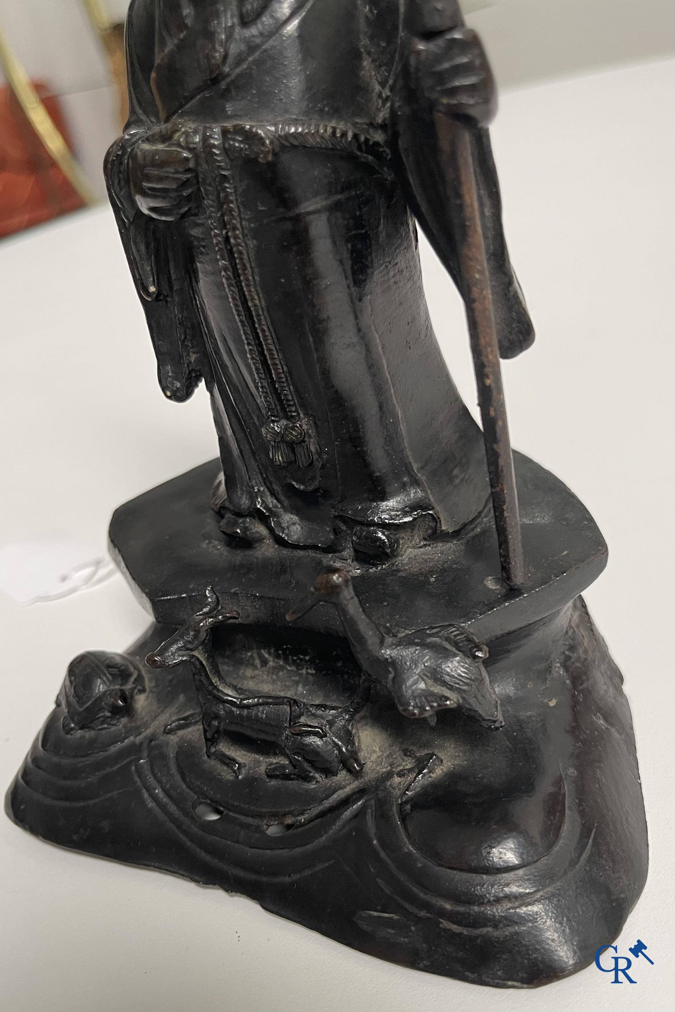 Aziatica, een Chinese bronzen figuur van een staande Shou Lao. Qing Dynastie.