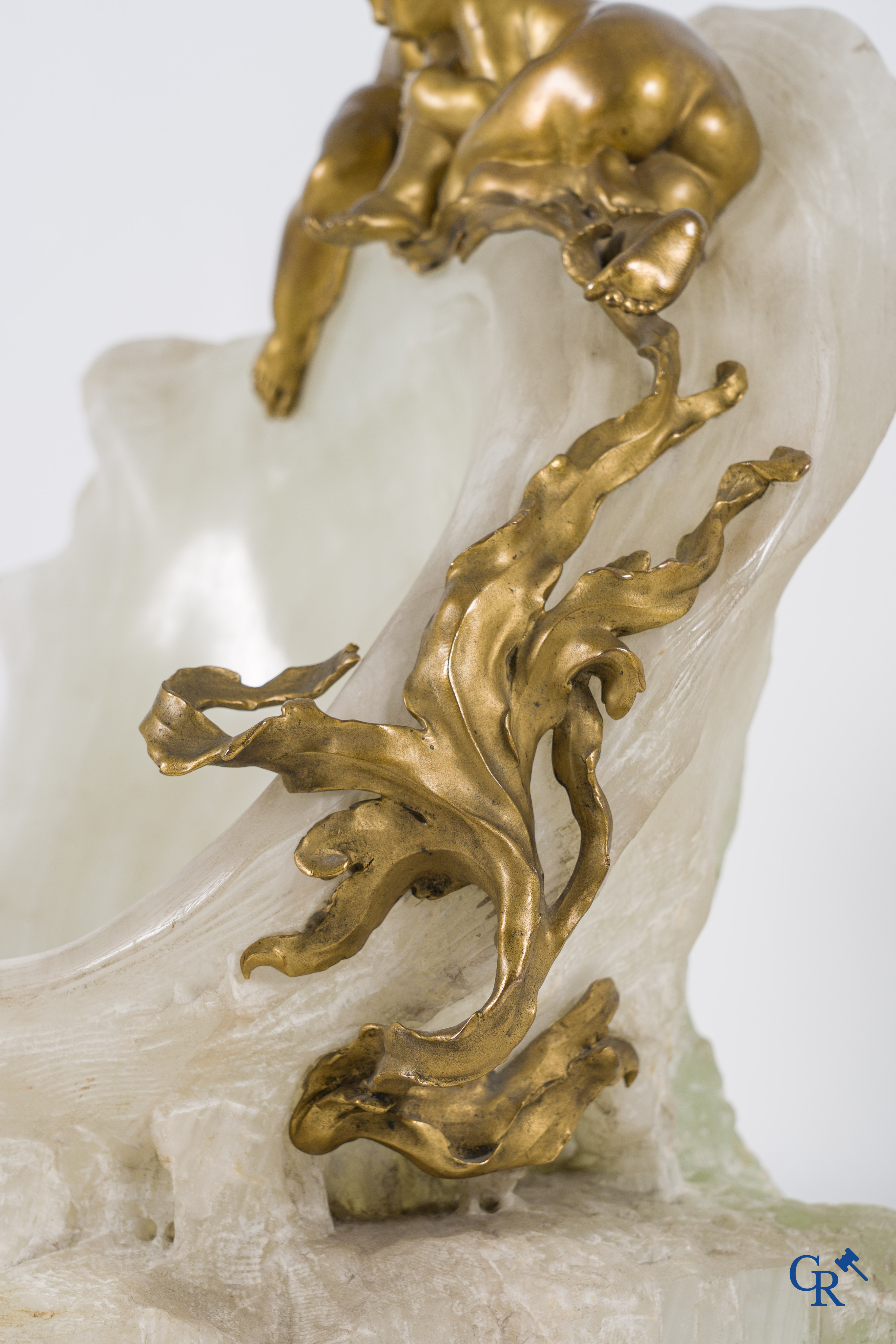 Henri Pernot (1859 - 1937) Spelende putti op een grote open zeeschelp. Witte onyx en vergulde brons. Circa 1900.