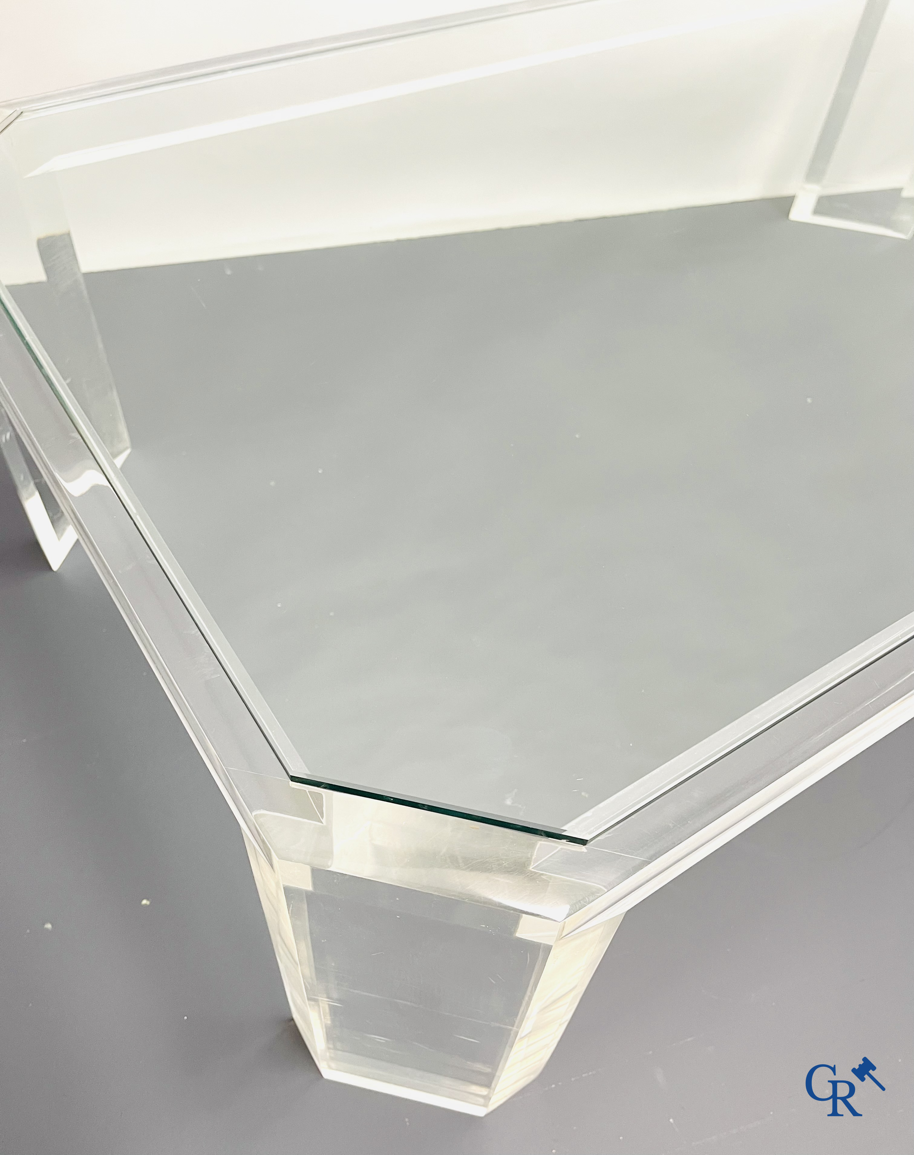 Une table basse en plexiglas avec une tablette en verre. Vers 1980.